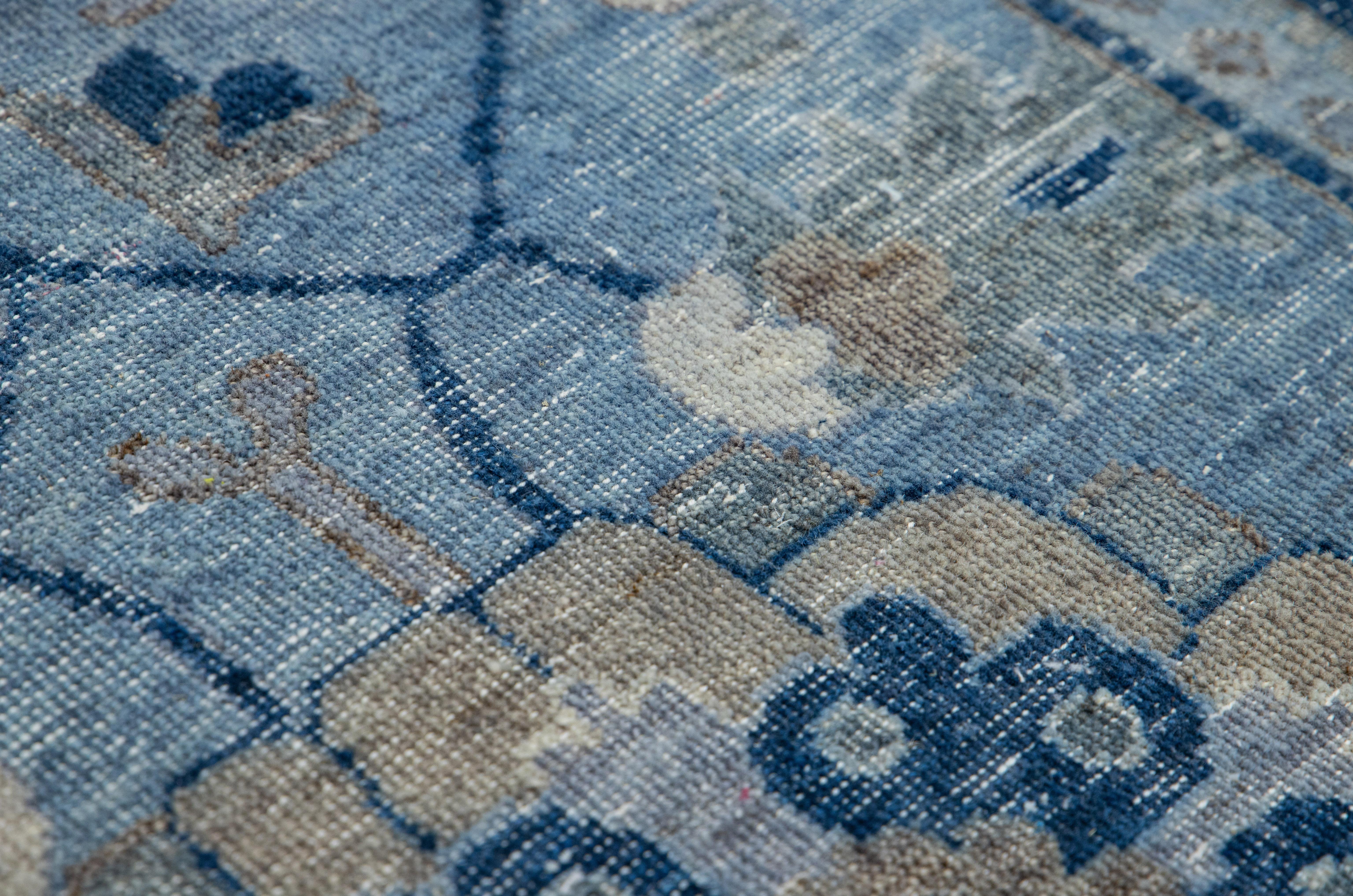 Apadana's Moderner handgefertigter blauer Teppich aus Wolle im Täbris-Stil (Handgeknüpft) im Angebot