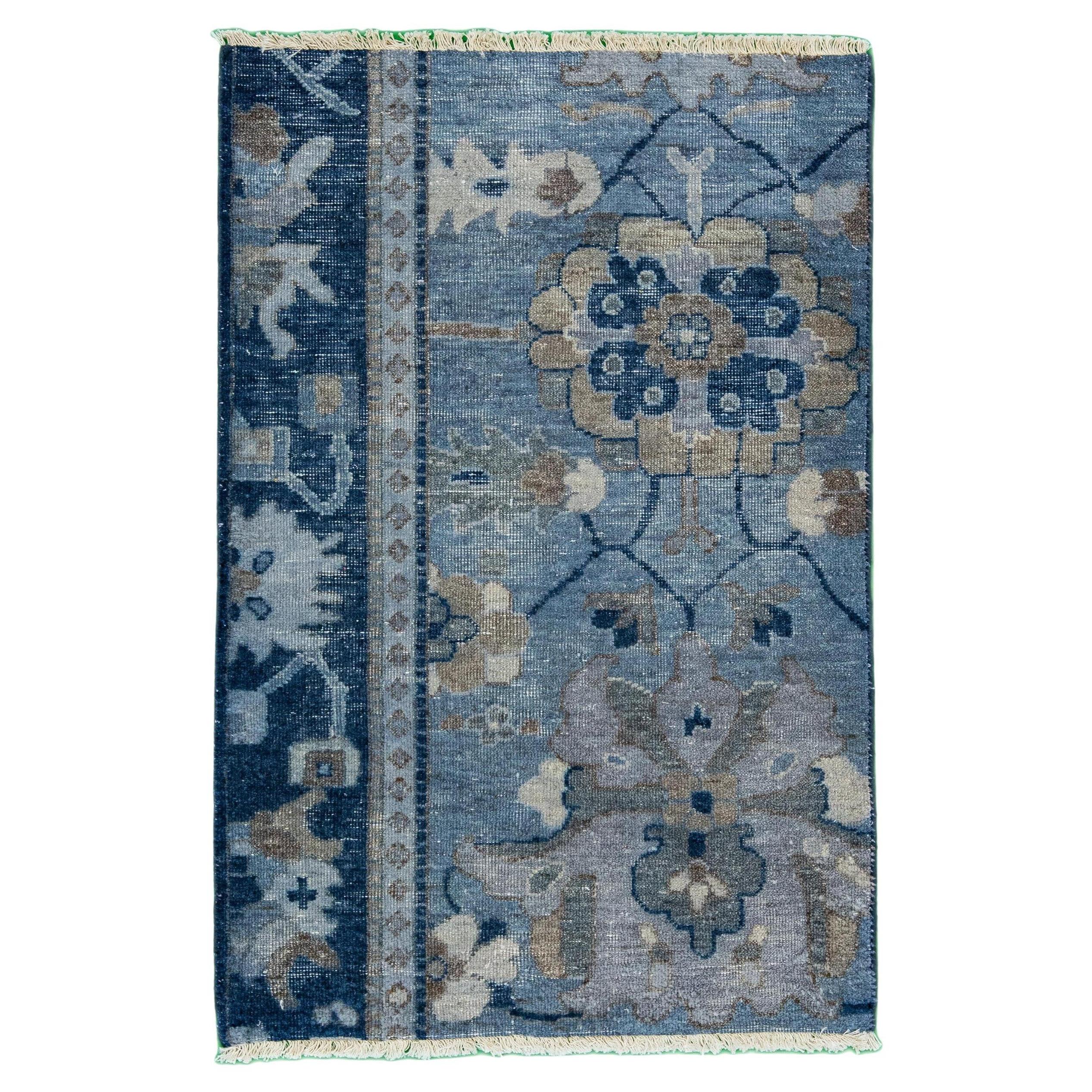 Apadana's Moderner handgefertigter blauer Teppich aus Wolle im Täbris-Stil im Angebot