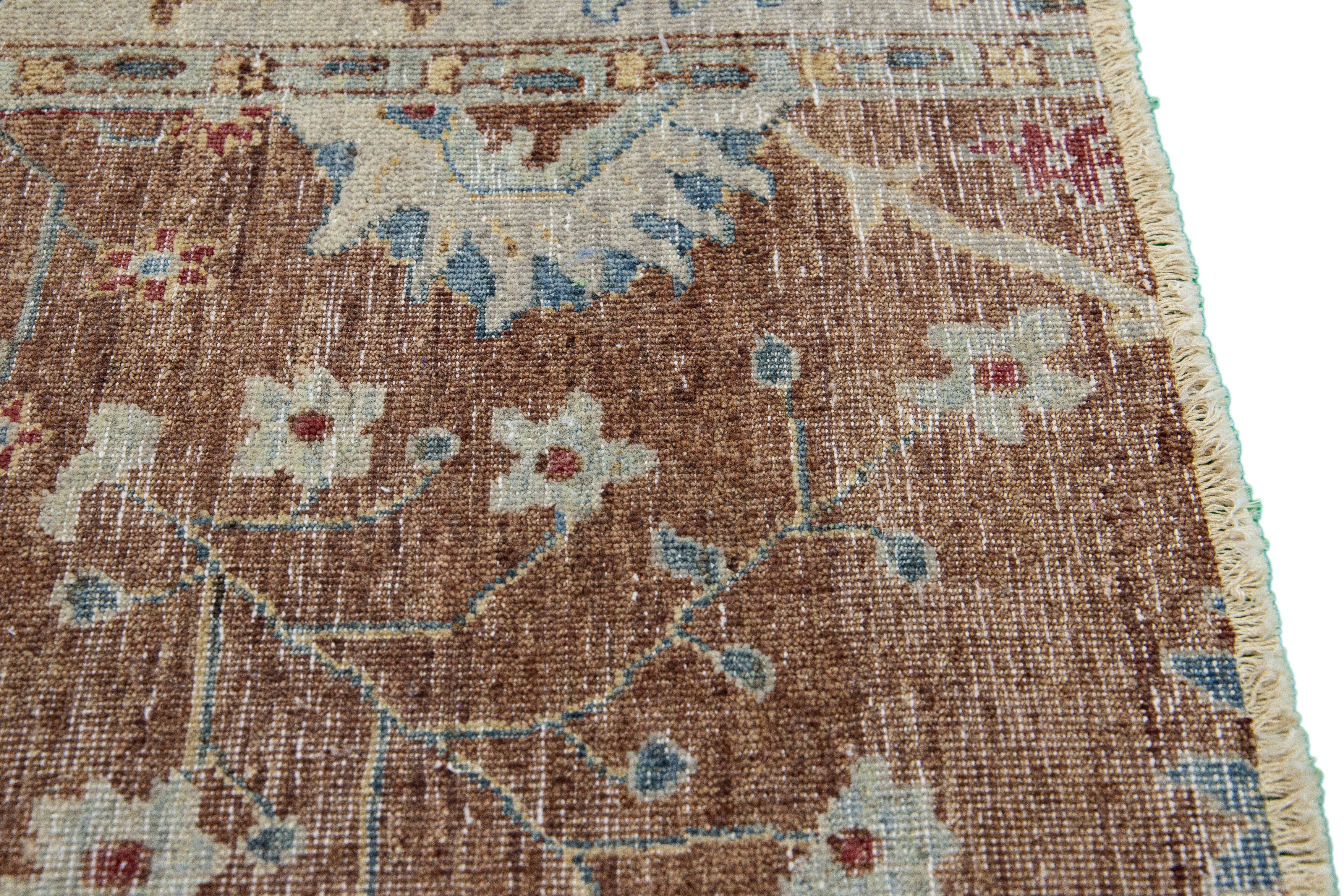 Islamico Tappeto di lana personalizzato marrone fatto a mano in stile Tabriz moderno di Apadana in vendita