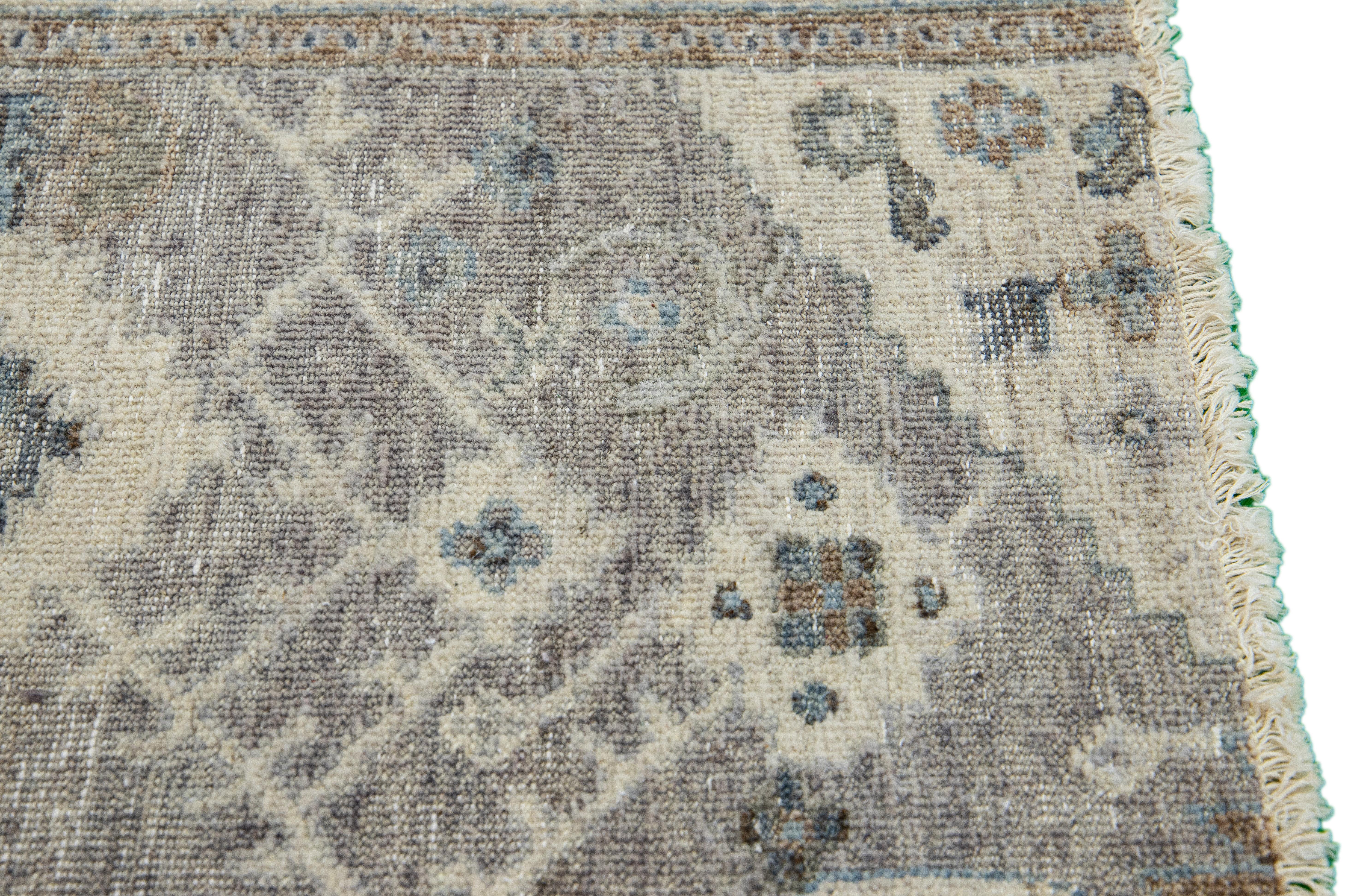 Indiano Tappeto di lana personalizzato marrone/grigio fatto a mano in stile Tabriz moderno di Apadana in vendita