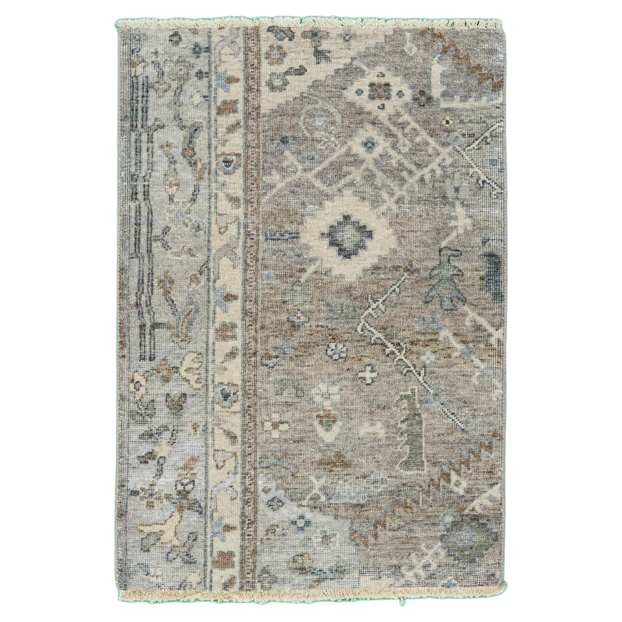 Tappeto di lana personalizzato marrone/grigio fatto a mano in stile Tabriz moderno di Apadana