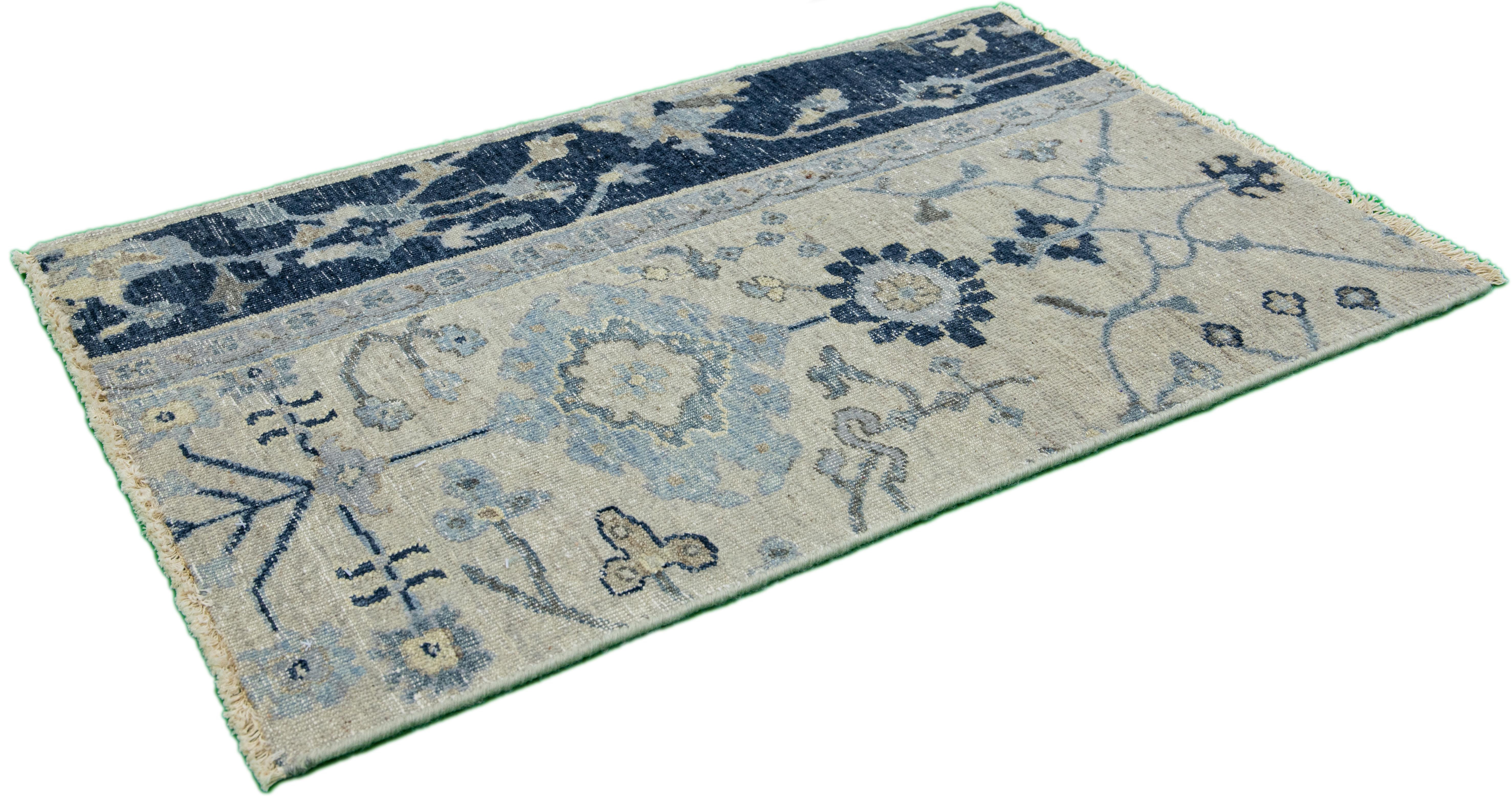 Apadana's Moderner handgefertigter grau/blauer Teppich aus Wolle im Täbris-Stil (Islamisch) im Angebot