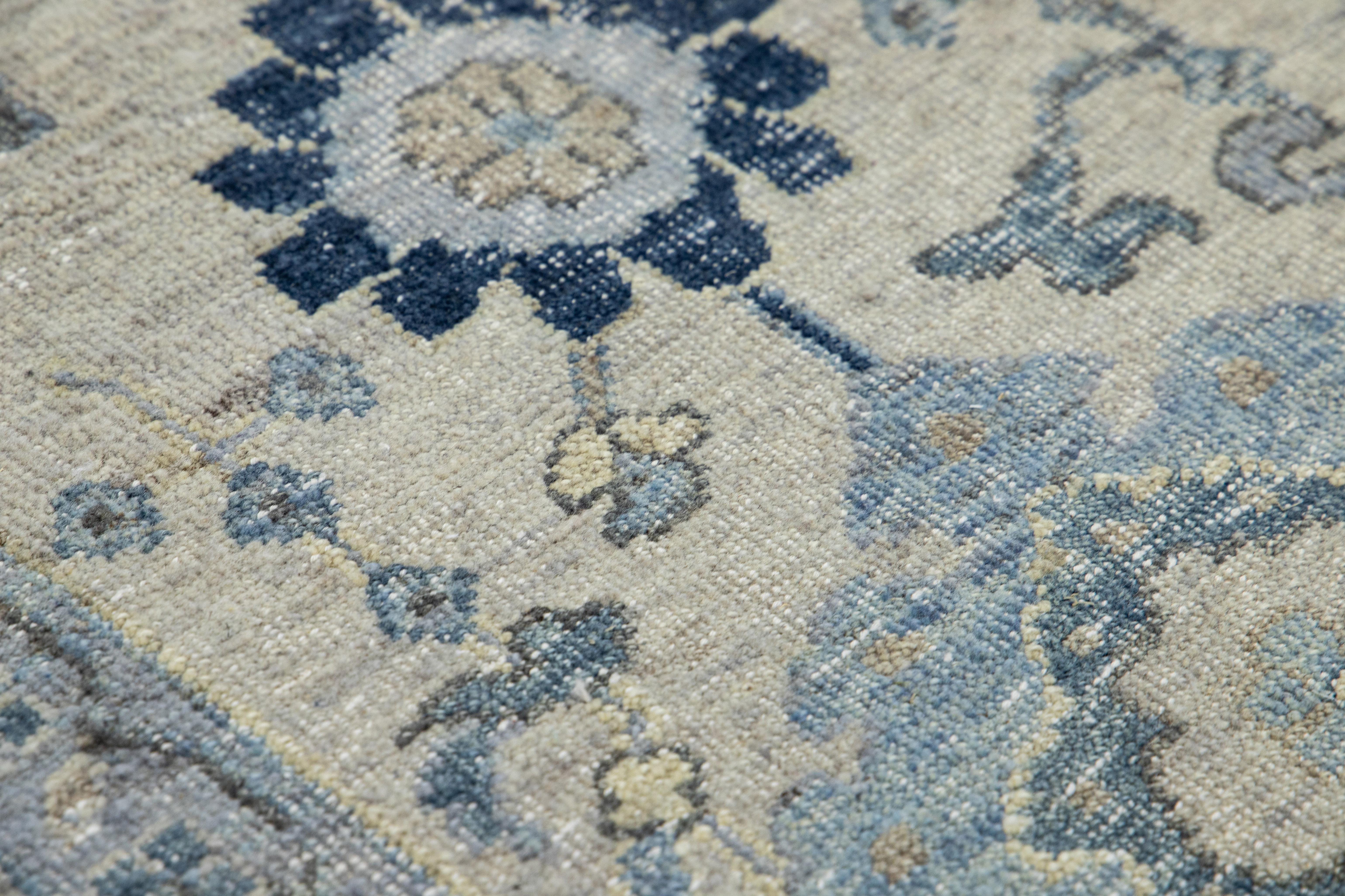 Annodato a mano Tappeto di lana personalizzato grigio/blu fatto a mano in stile Tabriz moderno di Apadana in vendita