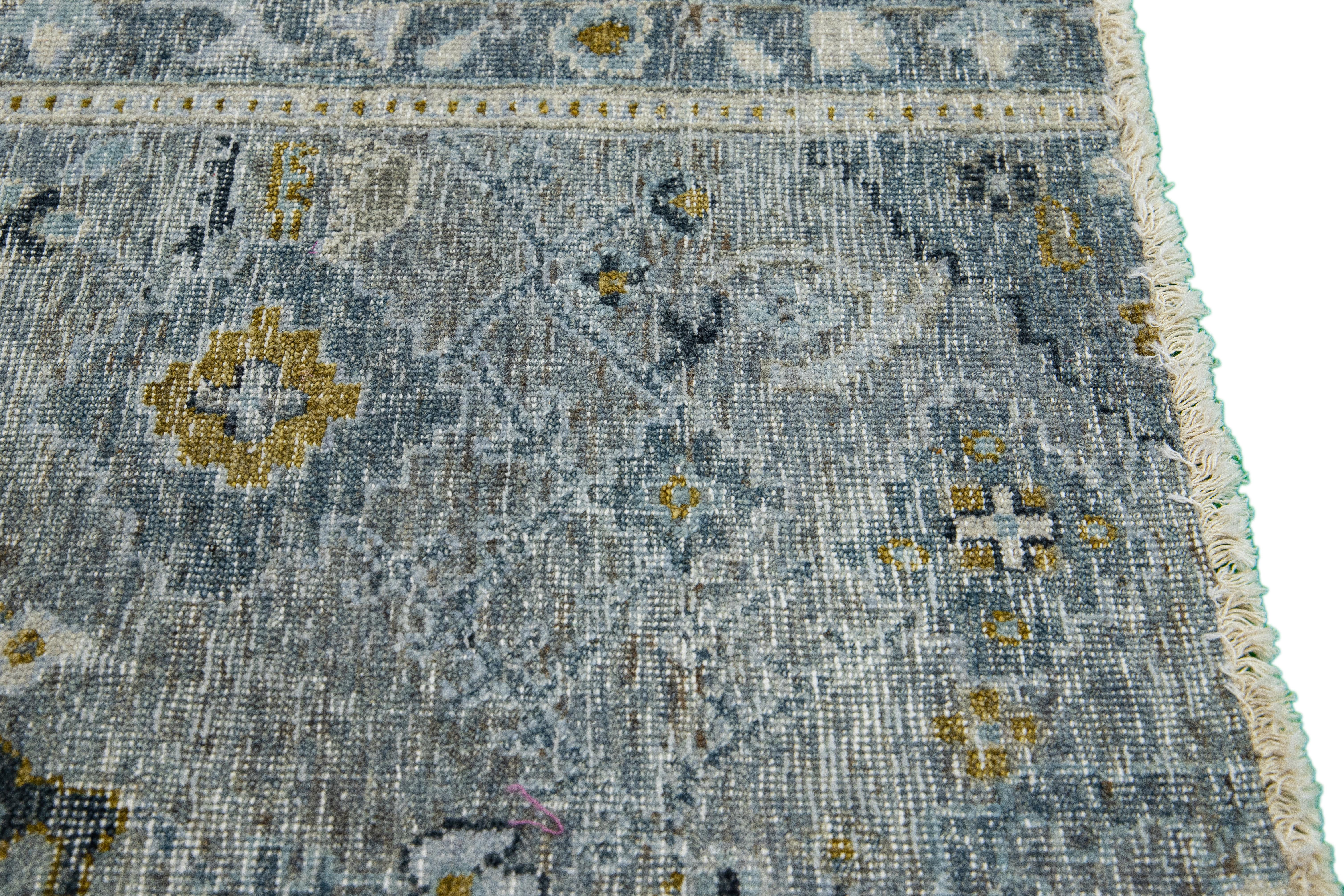 Indiano Tappeto in lana personalizzato grigio fatto a mano in stile Tabriz moderno di Apadana in vendita