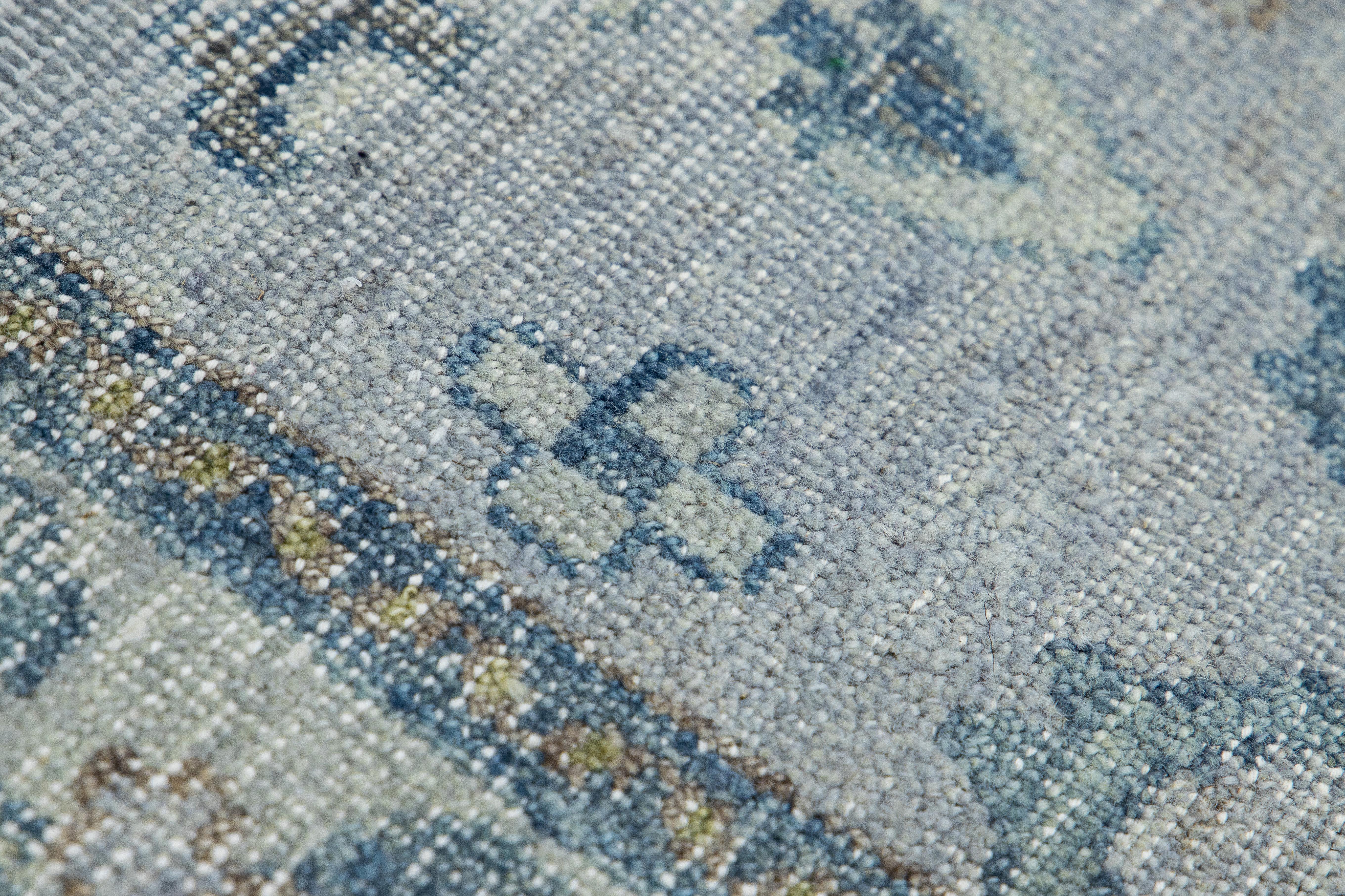Annodato a mano Tappeto in lana personalizzato grigio fatto a mano in stile Tabriz moderno di Apadana in vendita