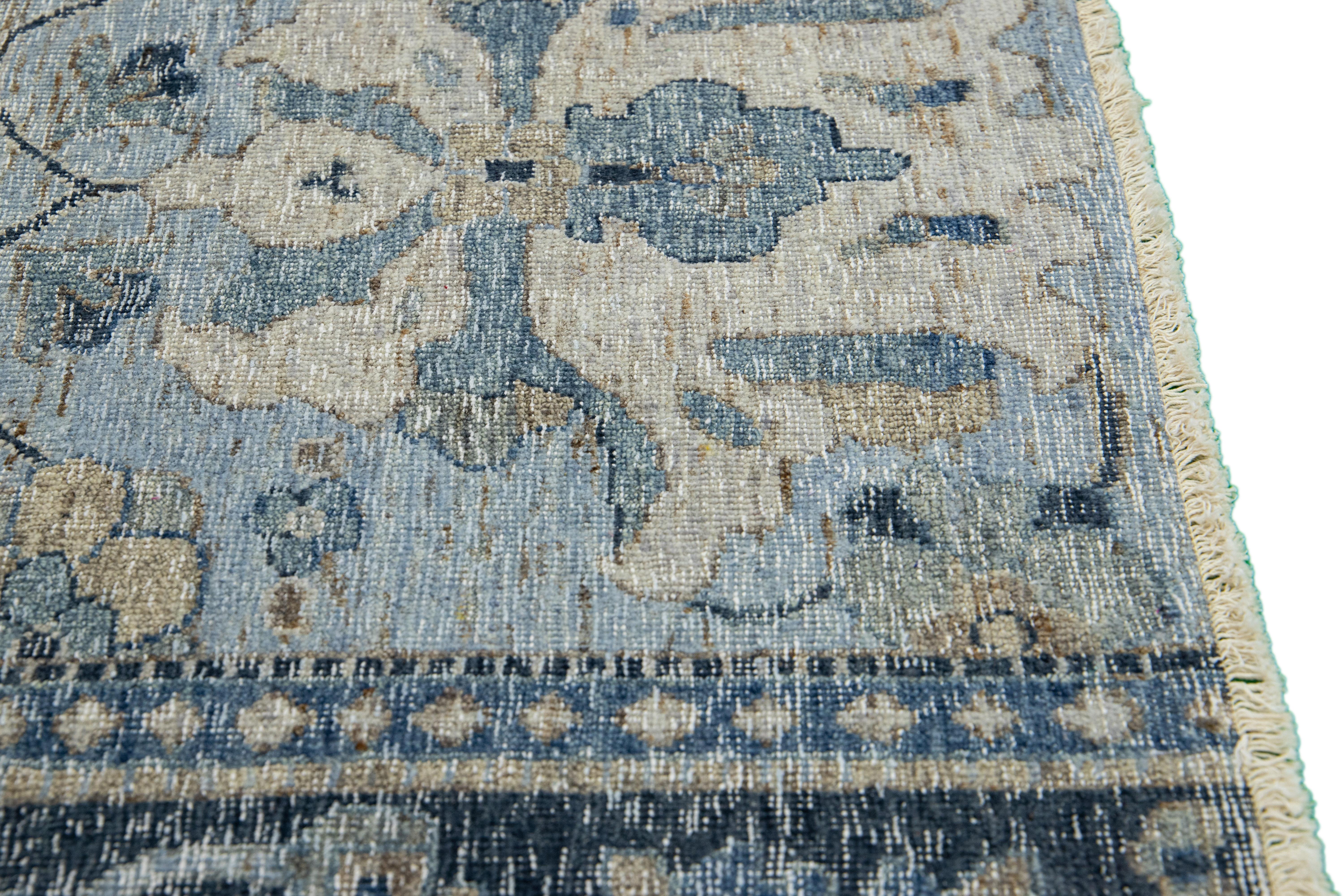 Apadana's Moderner handgefertigter hellblauer Teppich aus Wolle im Täbris-Stil (Islamisch) im Angebot