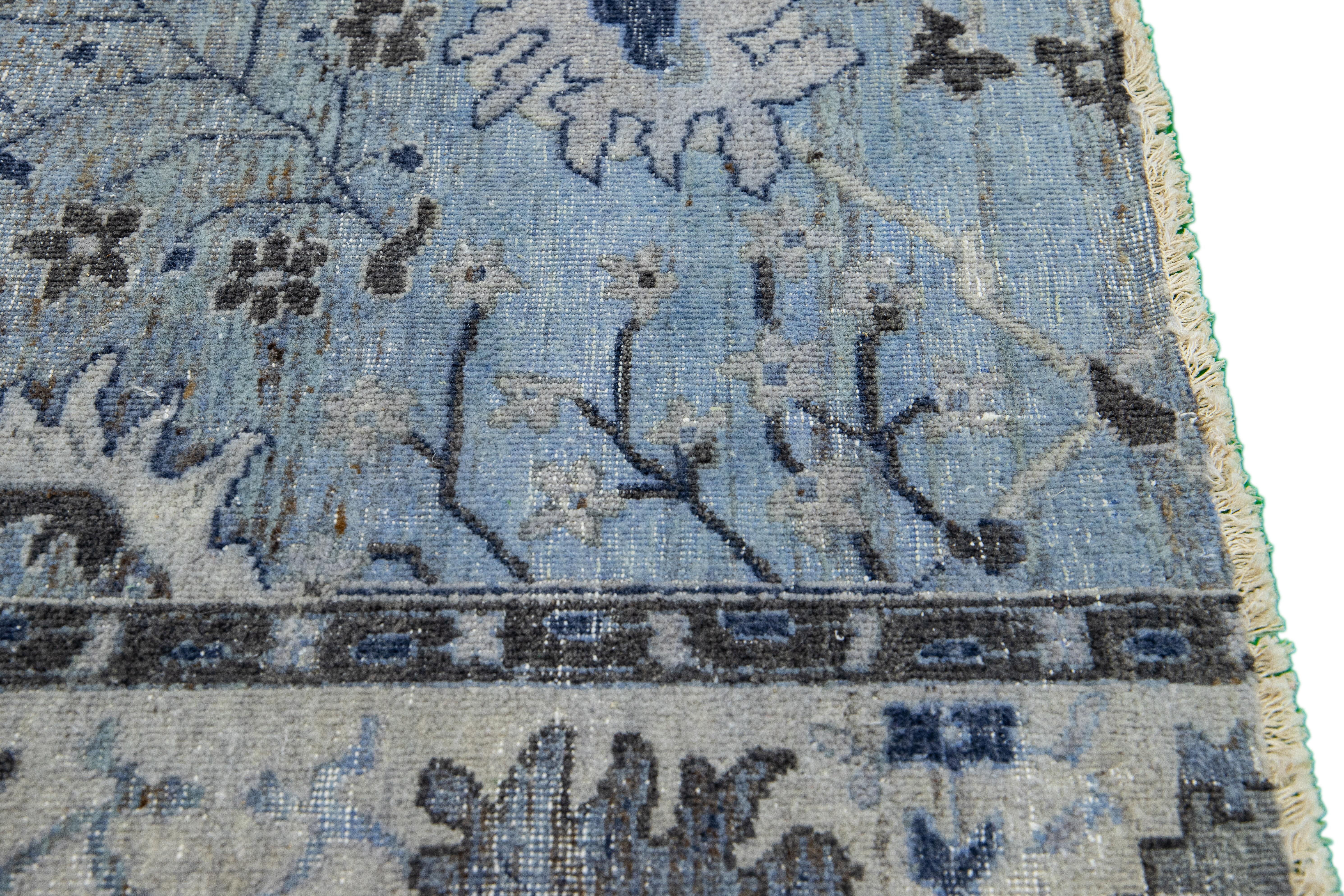 Islamico Tappeto di lana personalizzato blu chiaro fatto a mano in stile Tabriz moderno di Apadana in vendita