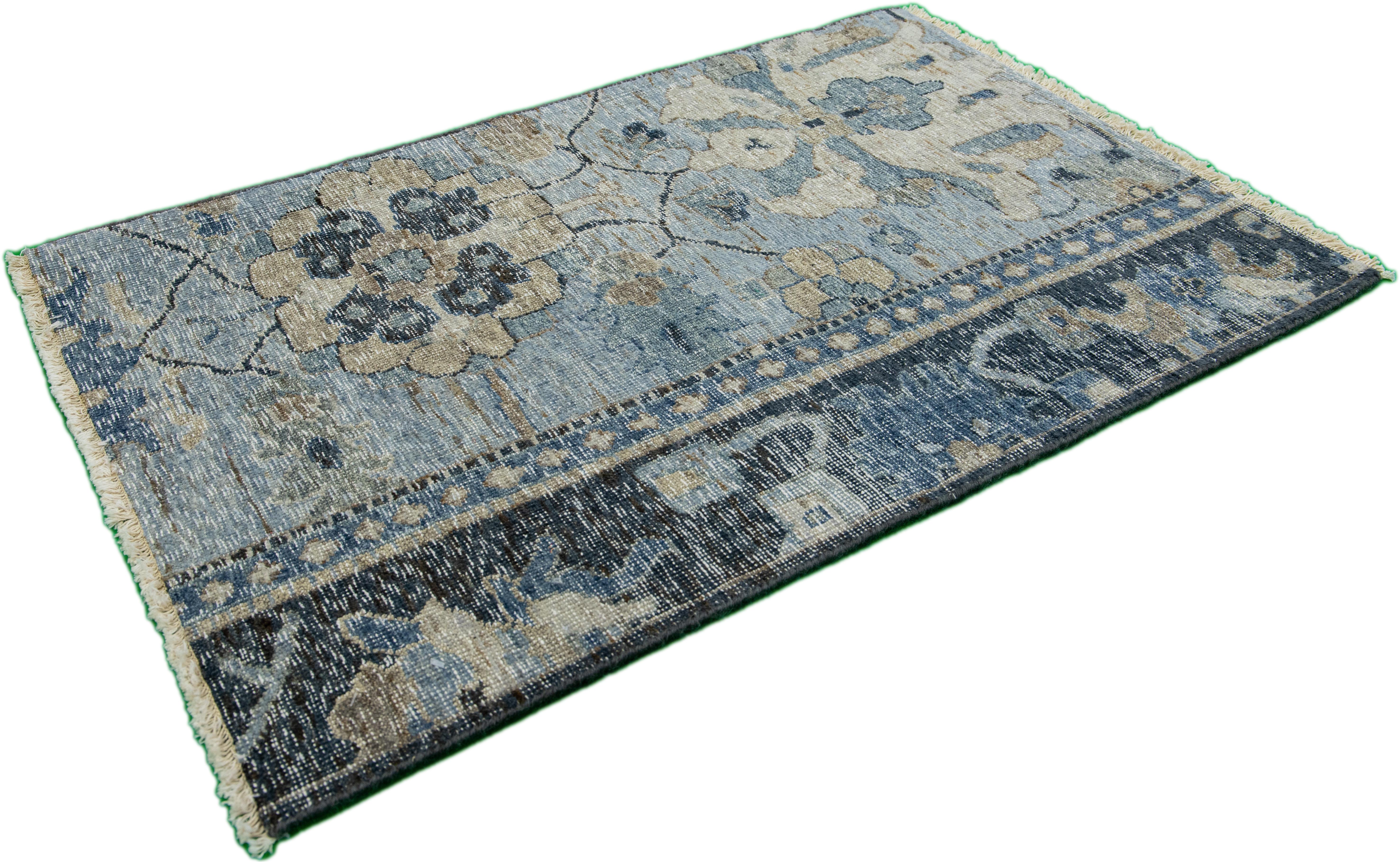 Apadana's Moderner handgefertigter hellblauer Teppich aus Wolle im Täbris-Stil (Indisch) im Angebot