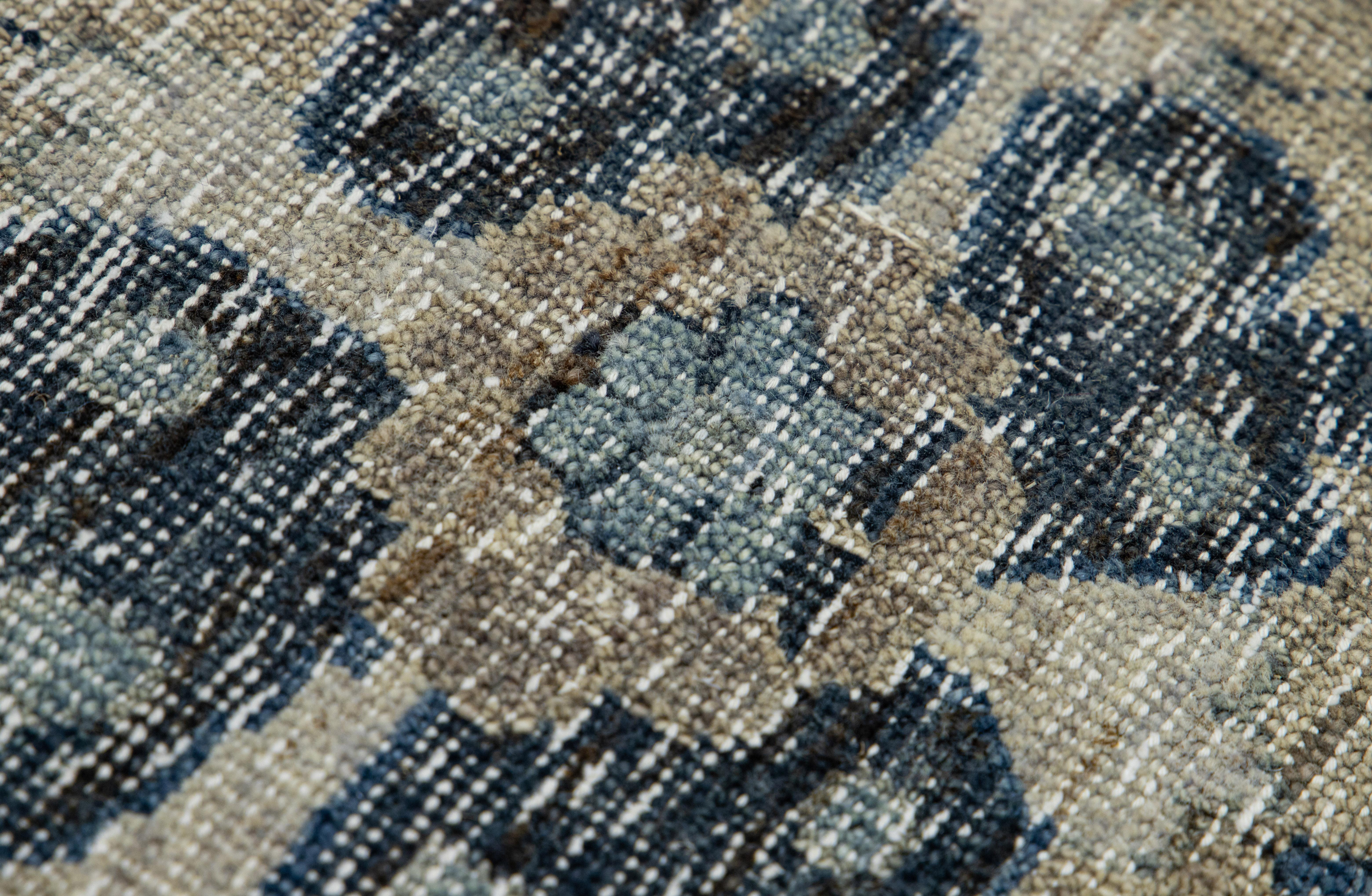 Apadana's Moderner handgefertigter hellblauer Teppich aus Wolle im Täbris-Stil (Handgeknüpft) im Angebot