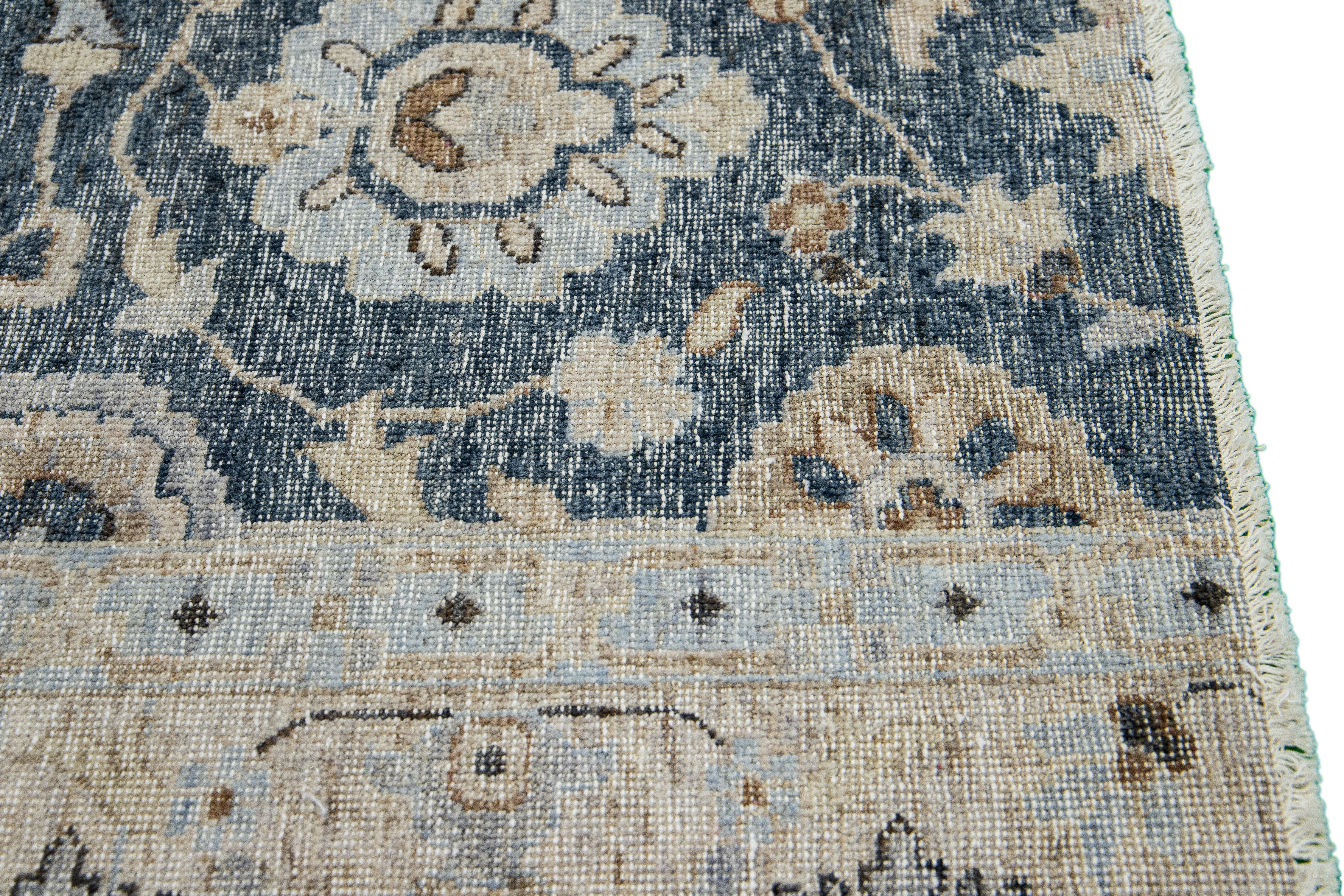 Noué à la main Tapis moderne en laine bleu marine fait à la main de style Tabriz par Apadana, fait sur mesure en vente
