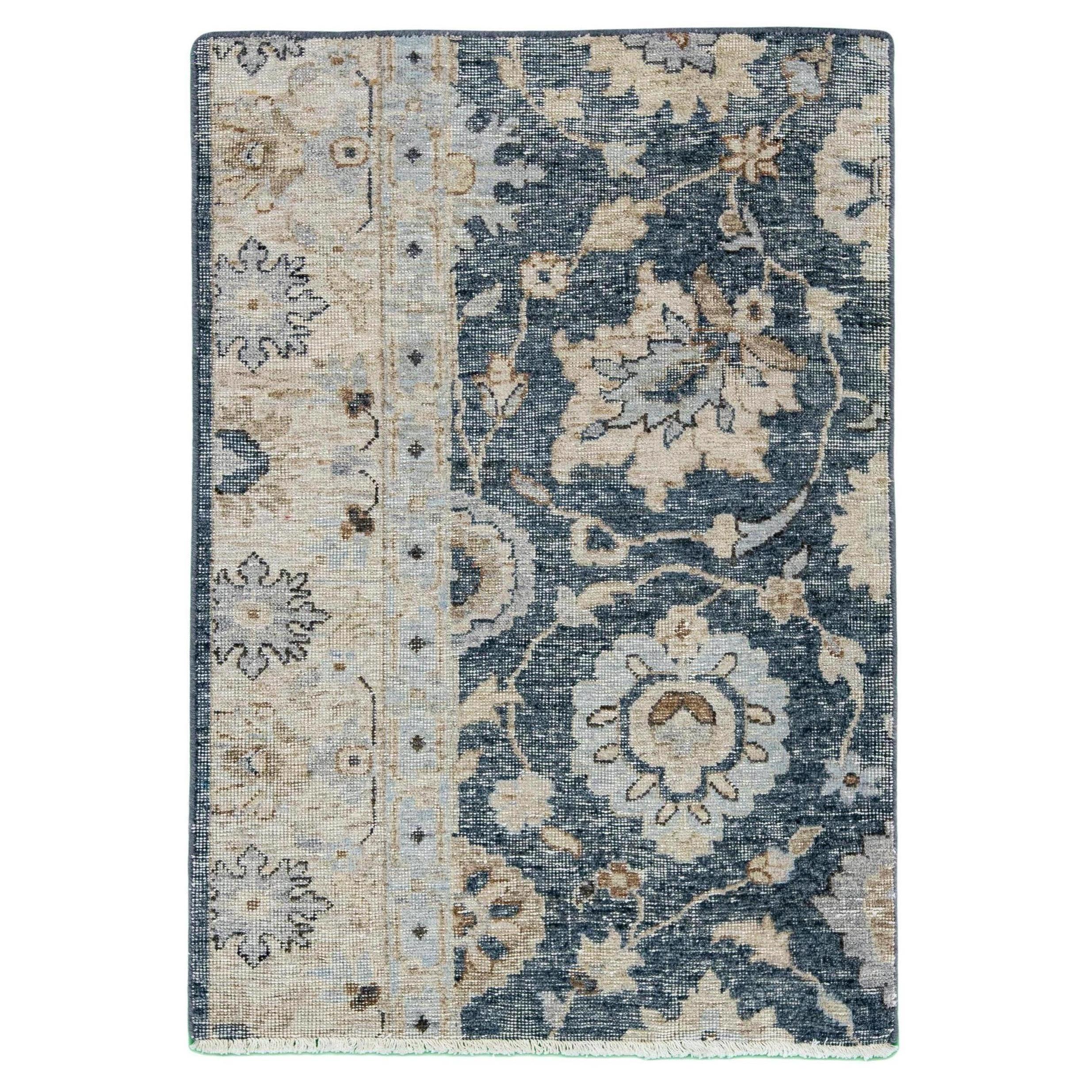 Tappeto di lana personalizzato blu navy fatto a mano in stile Tabriz moderno di Apadana