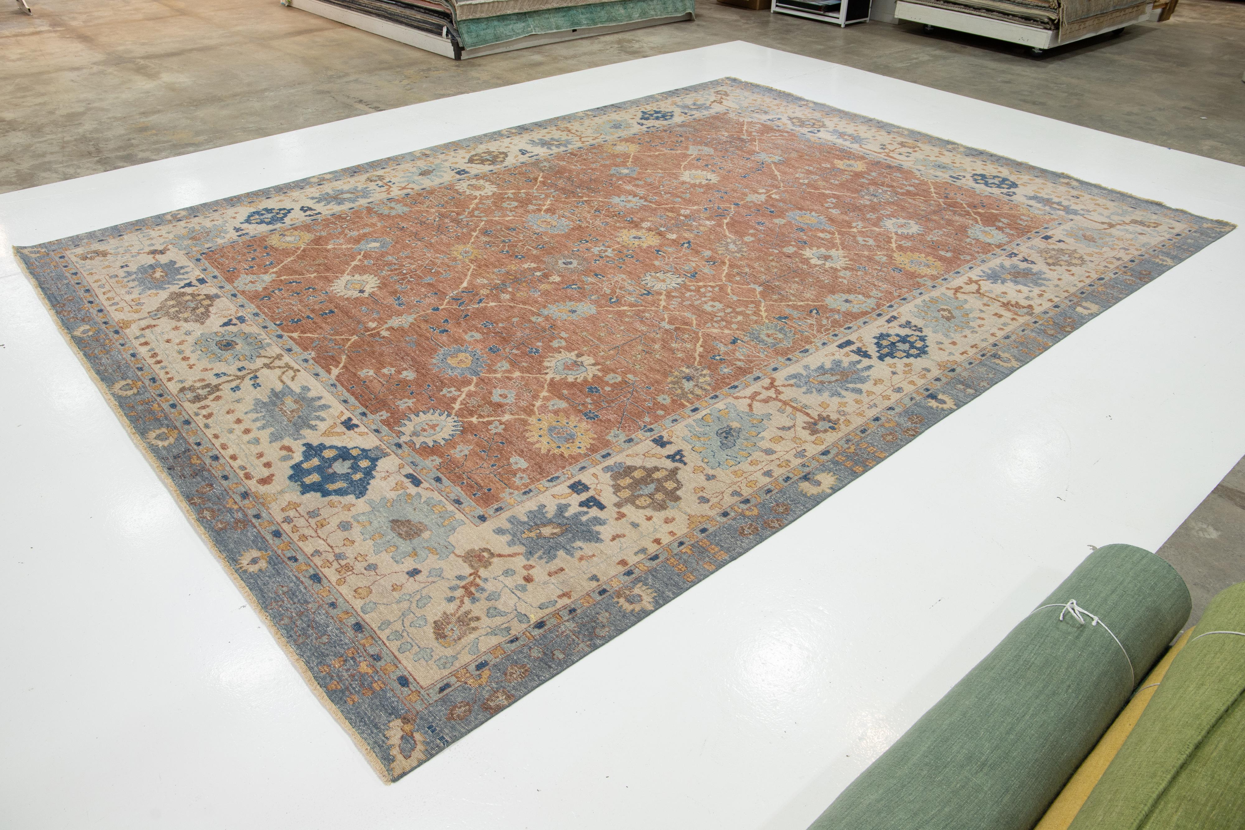 Moderno Tappeto di lana indiano oversize in stile Tabriz moderno di Apadana fatto a mano in marrone in vendita