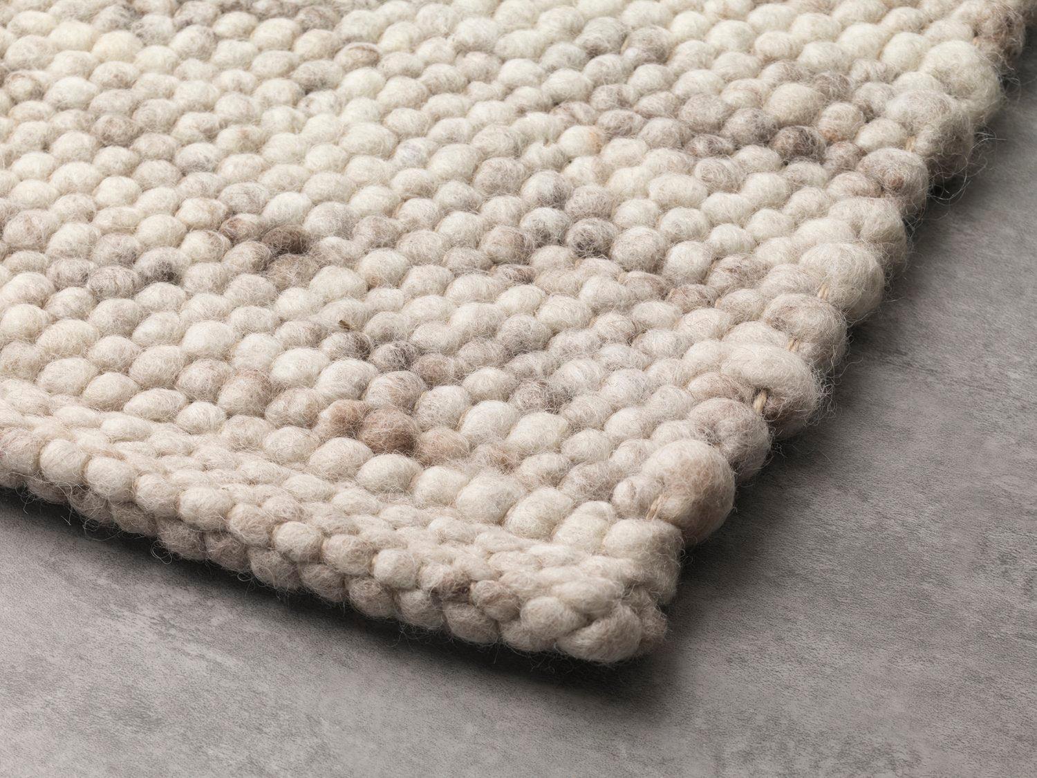 Apadana's Moderner, maßgefertigter, strukturierter Wollteppich in Beige mit Textur (Handgeknüpft) im Angebot