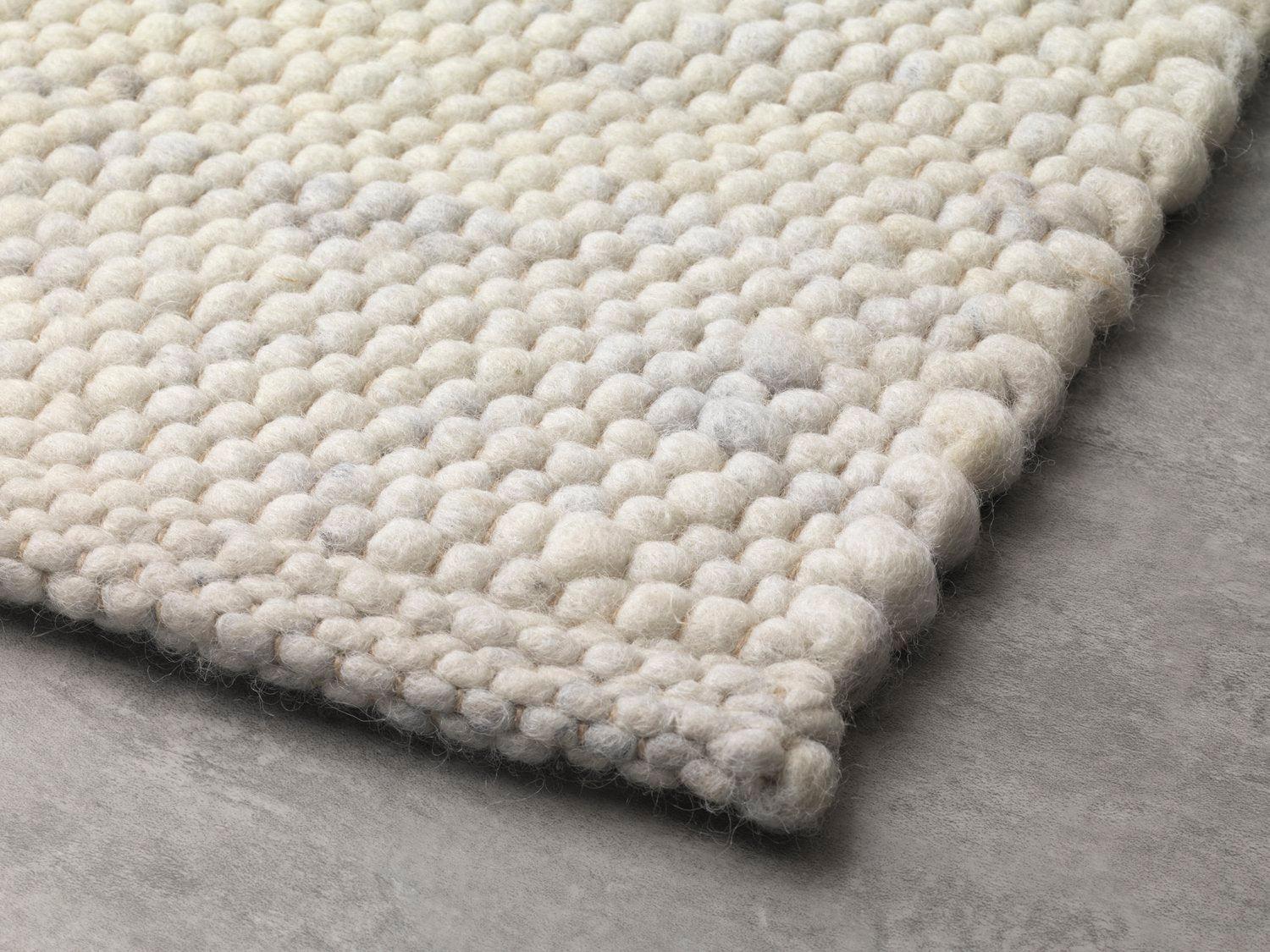 Indiano Tappeto in lana su misura con texture moderna di Apadana in avorio in vendita