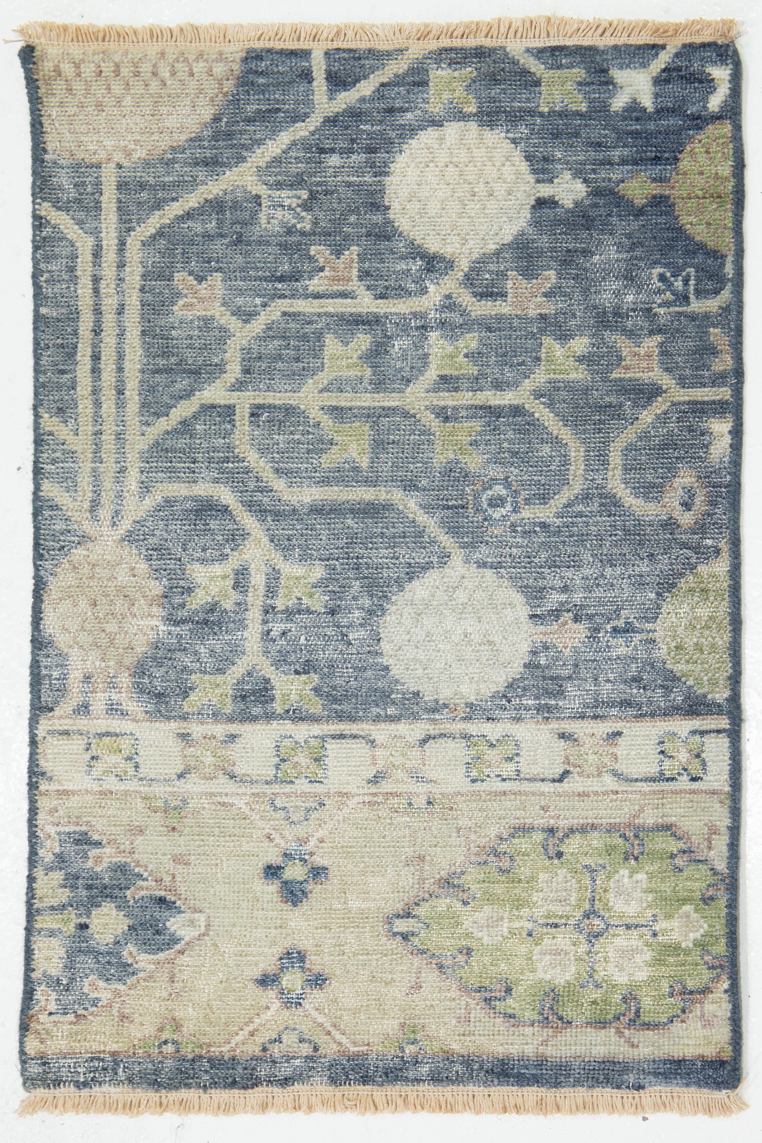 Der moderne türkische Khotan-Stil  Wool Custom Rug bietet anpassbare Größen- und Farboptionen. Handgeknüpft aus 80 % Wolle und 20 % Baumwolle, strahlt er höchste Qualität und Haltbarkeit aus. Es wird aus Indien bezogen und hat eine Vorlaufzeit von