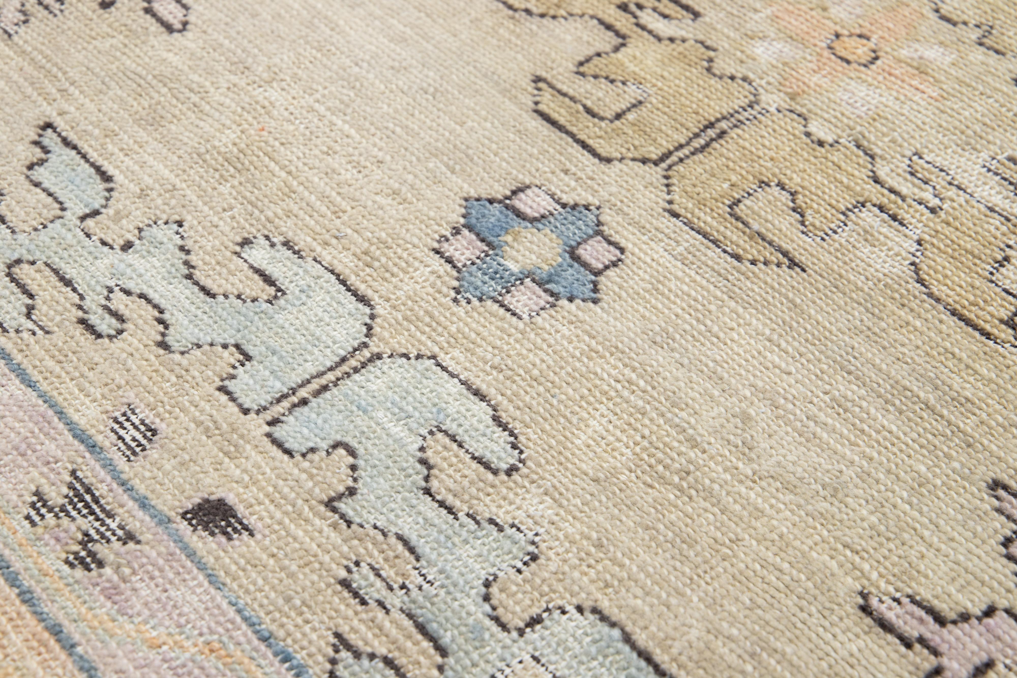 Apadana's Moderner türkischer Oushak-Wollteppich in Beige, maßgefertigt (Indisch) im Angebot