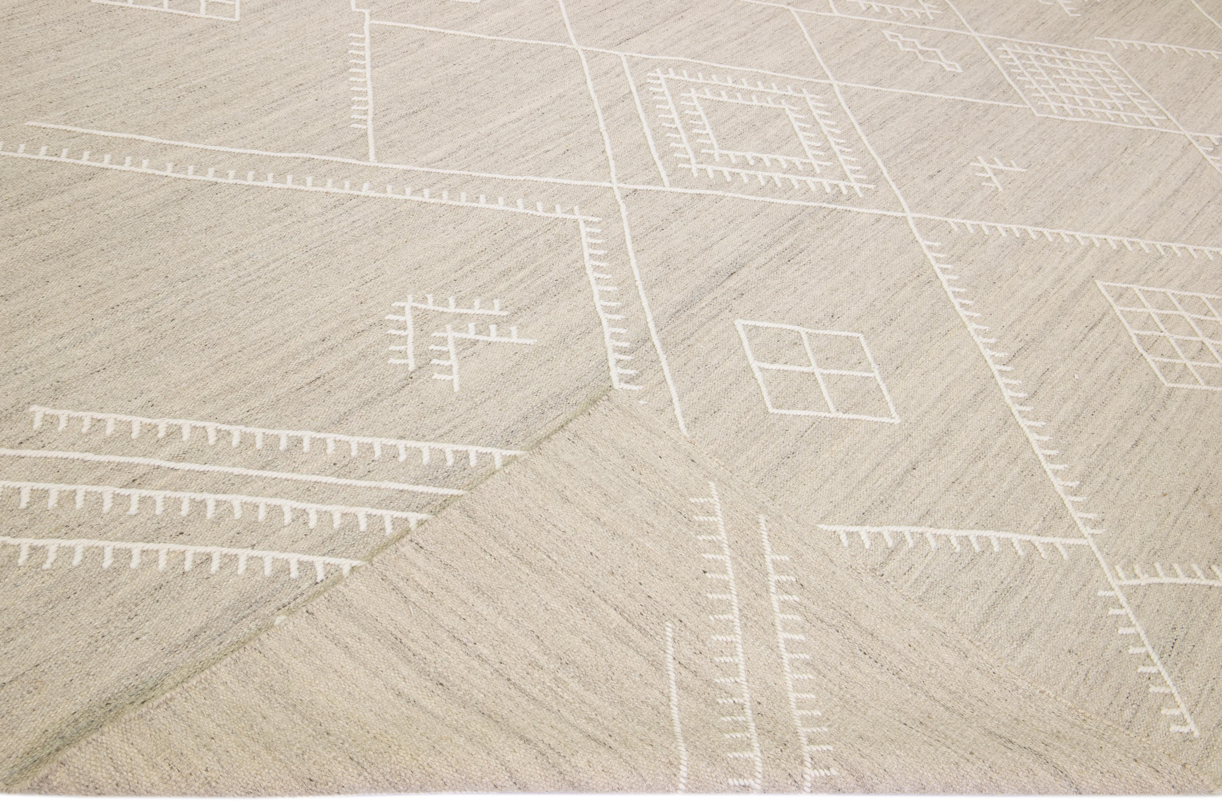 Schöner handgefertigter Kelimteppich aus Wolle mit beigem Feld. Dieser moderne Flachgewebe-Teppich aus unserer Nantucket-Kollektion hat elfenbeinfarbene Akzente und zeichnet sich durch ein wunderschönes geometrisches Küstendesign im Allover-Look