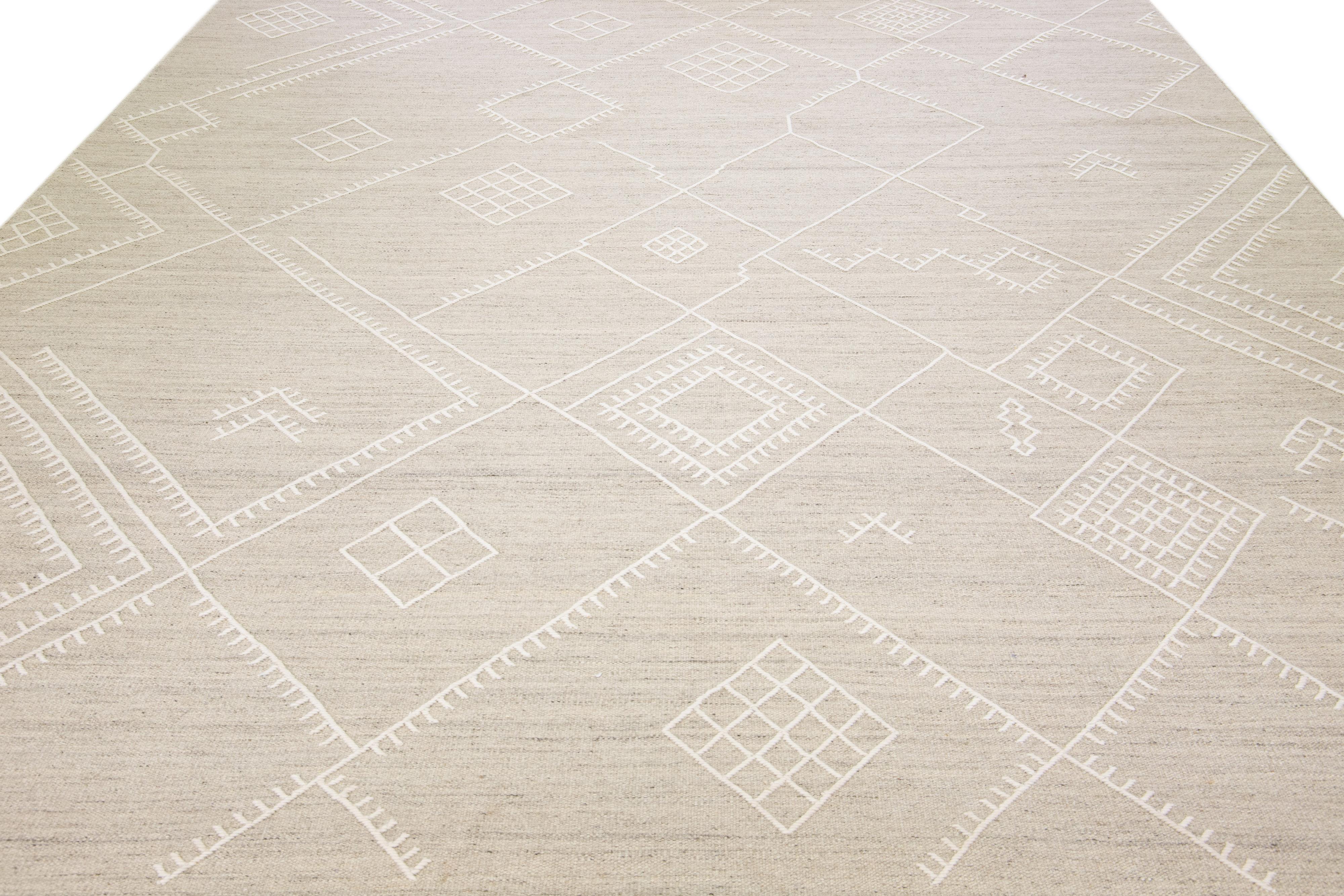 Apadana's Nantucket Collection Beige Flachgewebter Wollteppich aus Kelim mit Untersetzermuster (Indisch) im Angebot