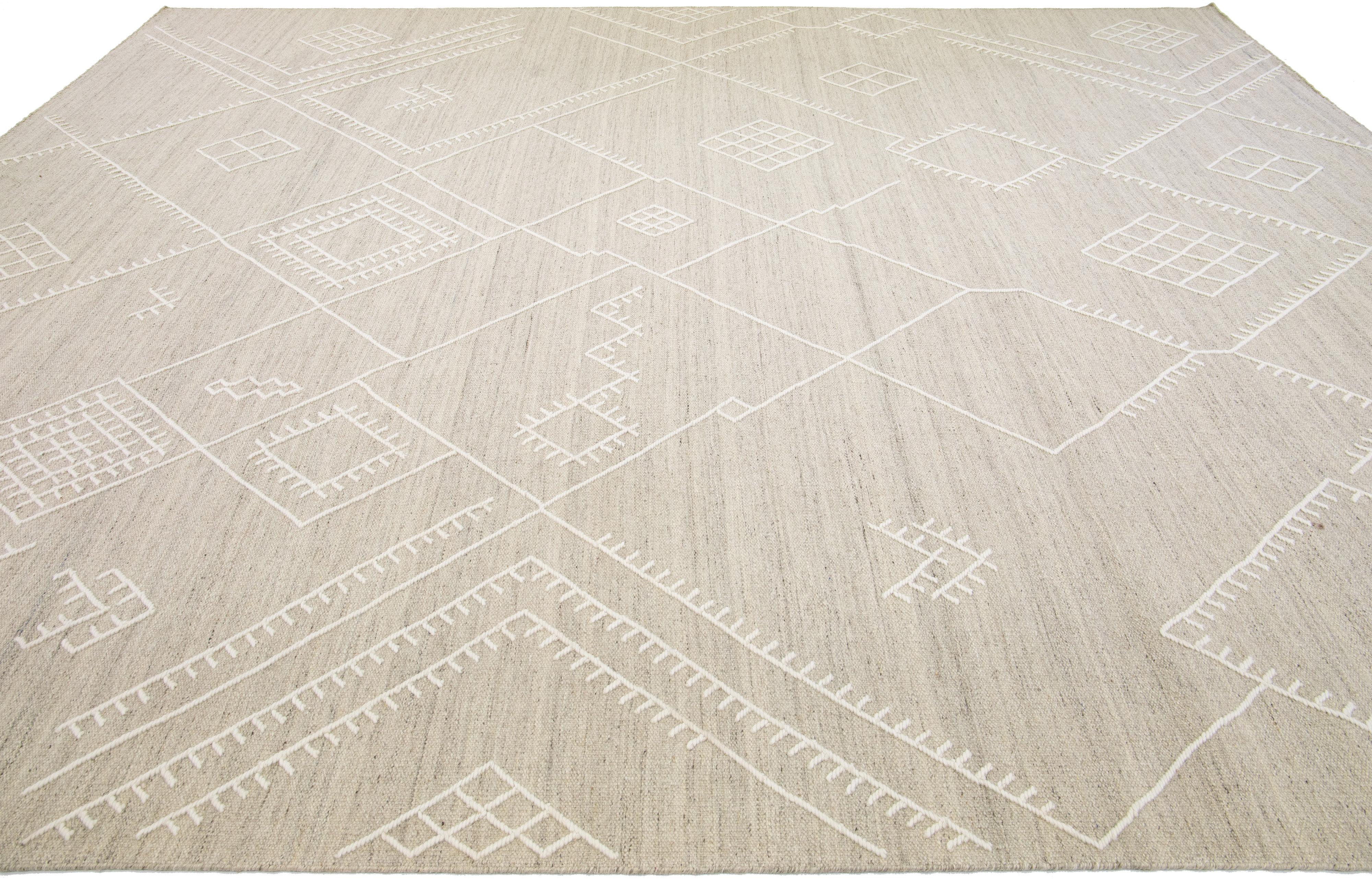 Apadana's Nantucket Collection Beige Flachgewebter Wollteppich aus Kelim mit Untersetzermuster im Zustand „Neu“ im Angebot in Norwalk, CT