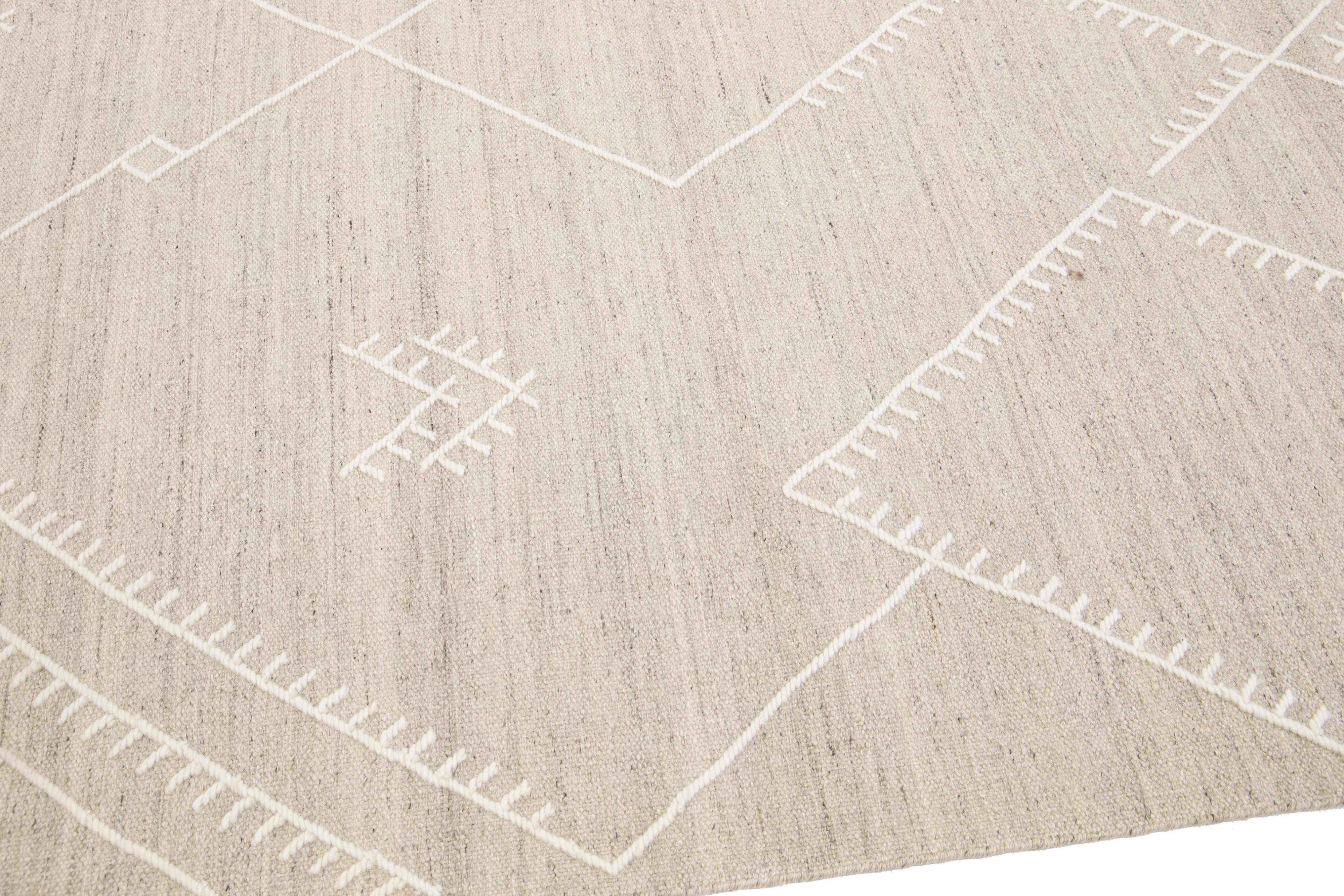 Apadana's Nantucket Collection Beige Flachgewebter Wollteppich aus Kelim mit Untersetzermuster (21. Jahrhundert und zeitgenössisch) im Angebot