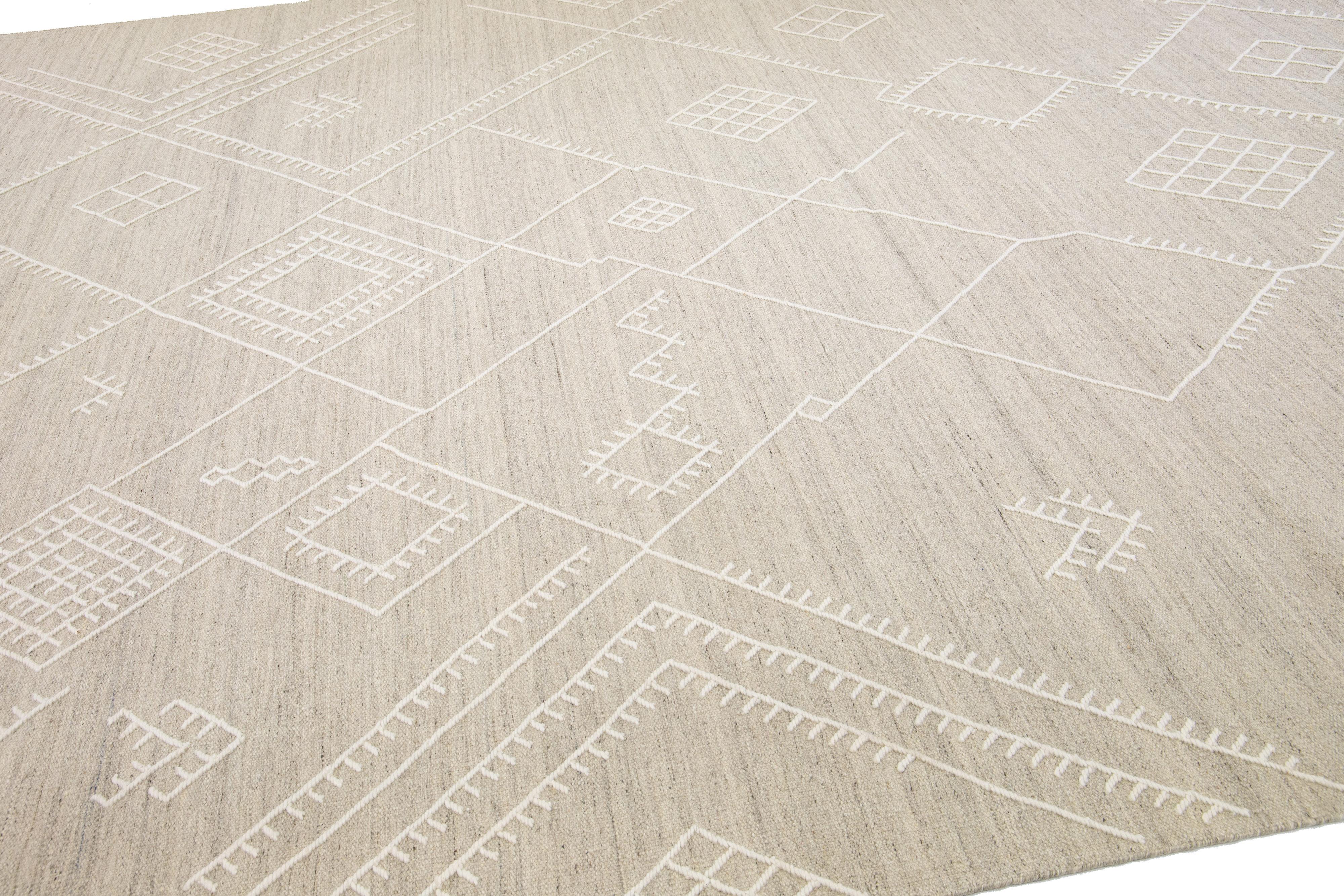 Apadana's Nantucket Collection Beige Flachgewebter Wollteppich aus Kelim mit Untersetzermuster im Angebot 1