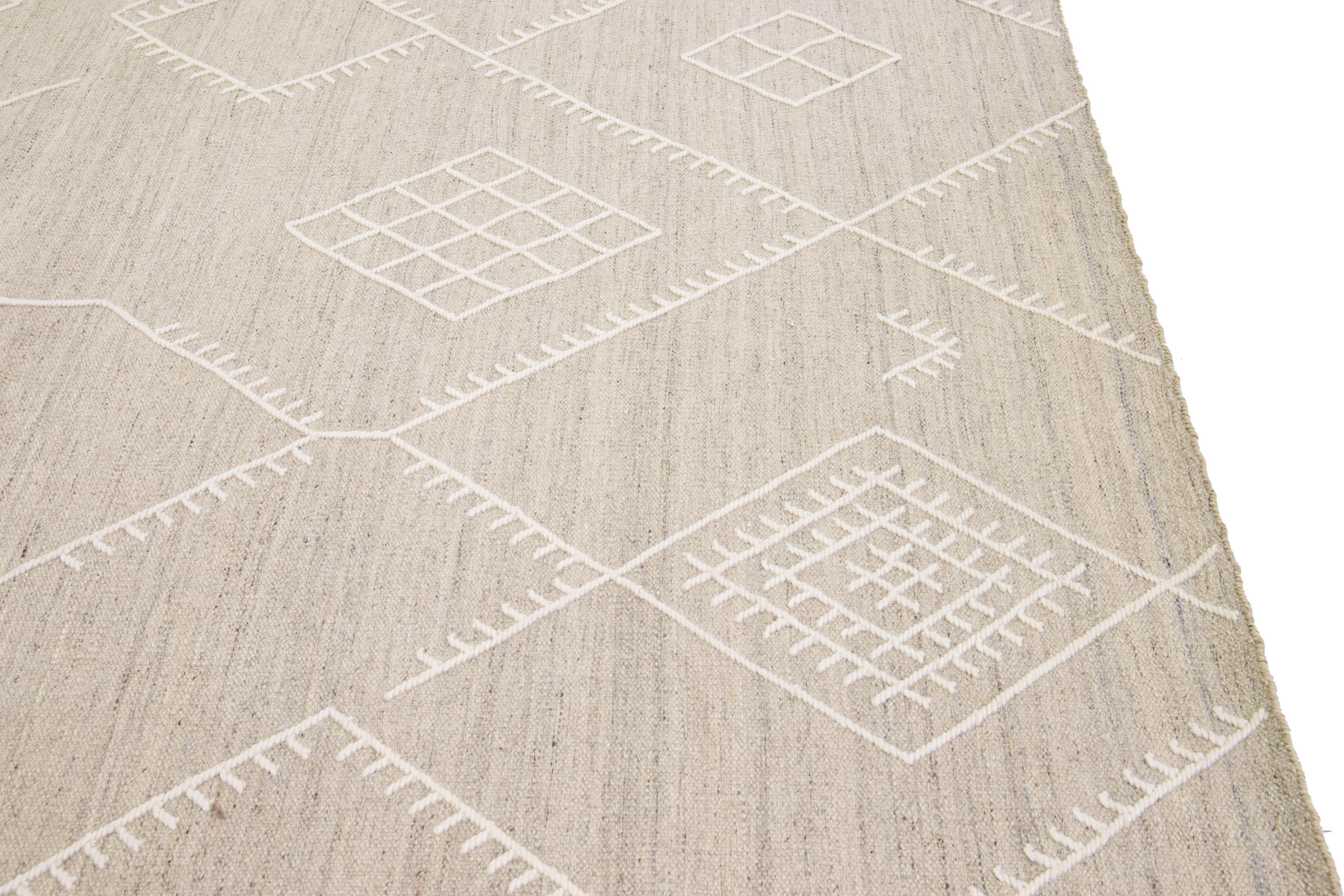 Apadana's Nantucket Collection Beige Flachgewebter Wollteppich aus Kelim mit Untersetzermuster im Angebot 2