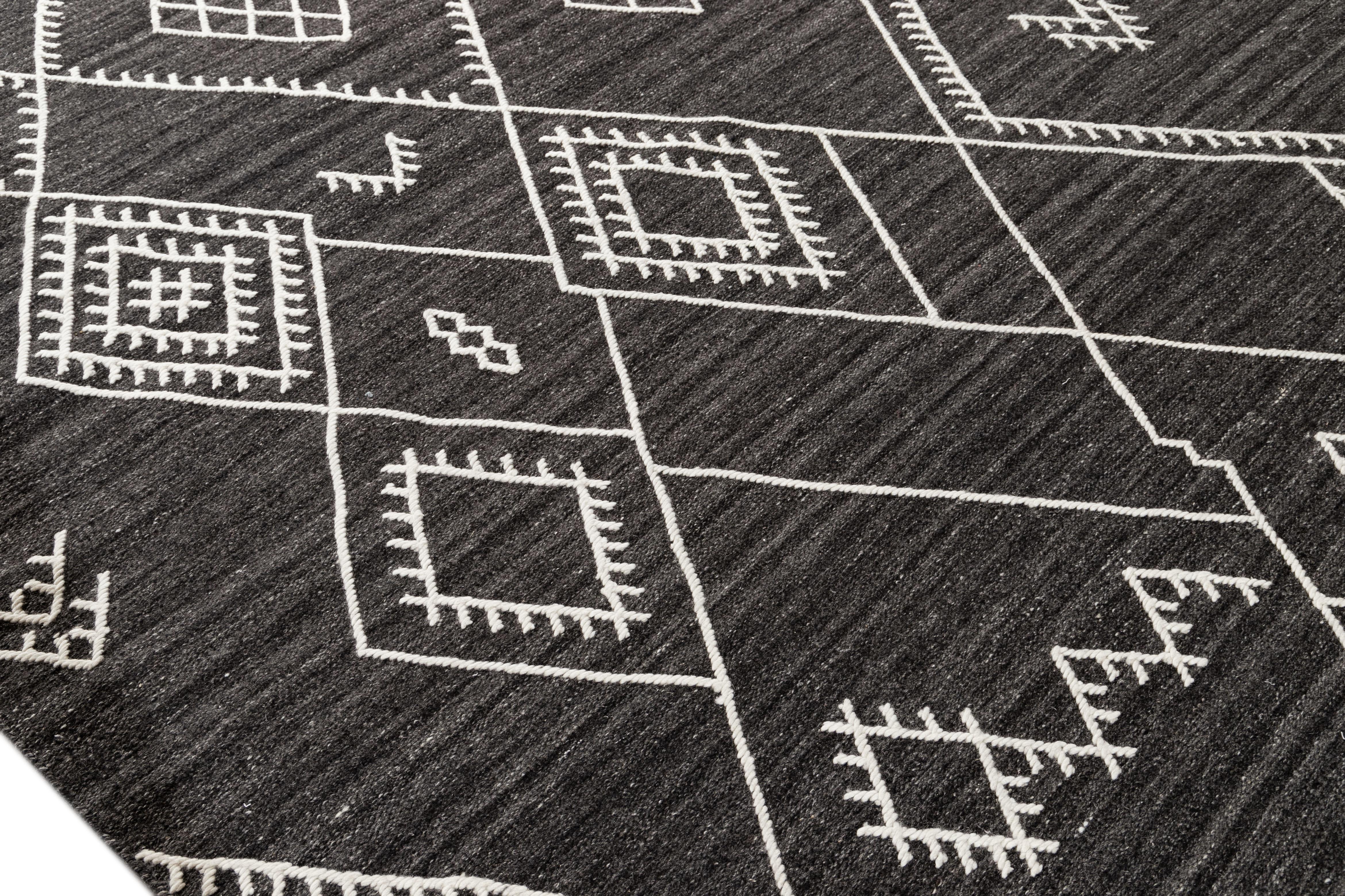 Apadana's Nantucket Collection Flachgewebter Teppich aus schwarzer Wolle mit Untersetzermuster im Angebot 3