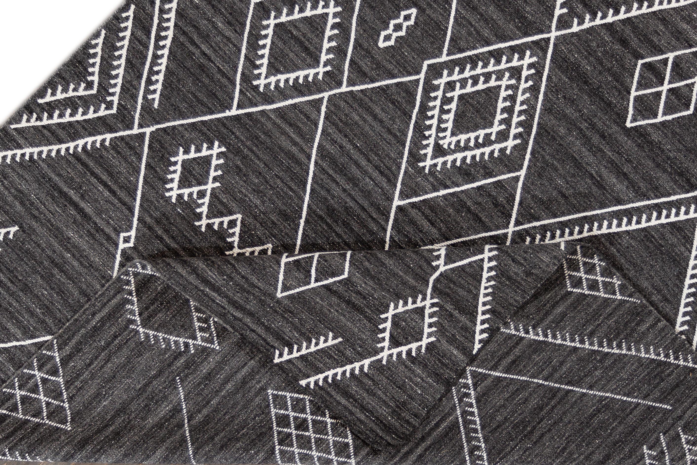 Apadana's Nantucket Collection Flachgewebter Teppich aus schwarzer Wolle mit Untersetzermuster (Kelim) im Angebot