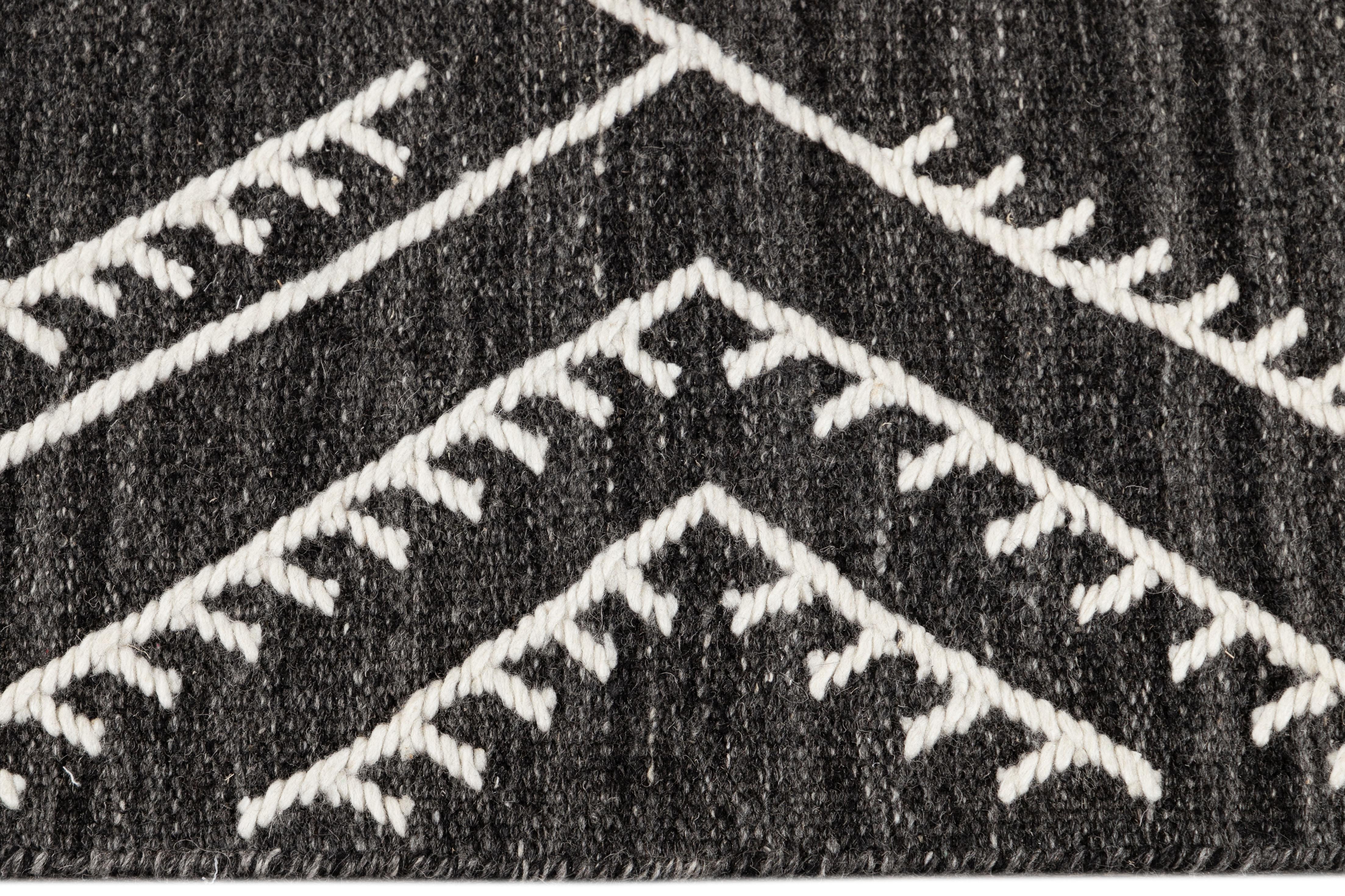 XXI secolo e contemporaneo Tappeto in lana nera a trama piatta Rug & Kilim di Apadana, collezione Nantucket, dal design costiero. in vendita