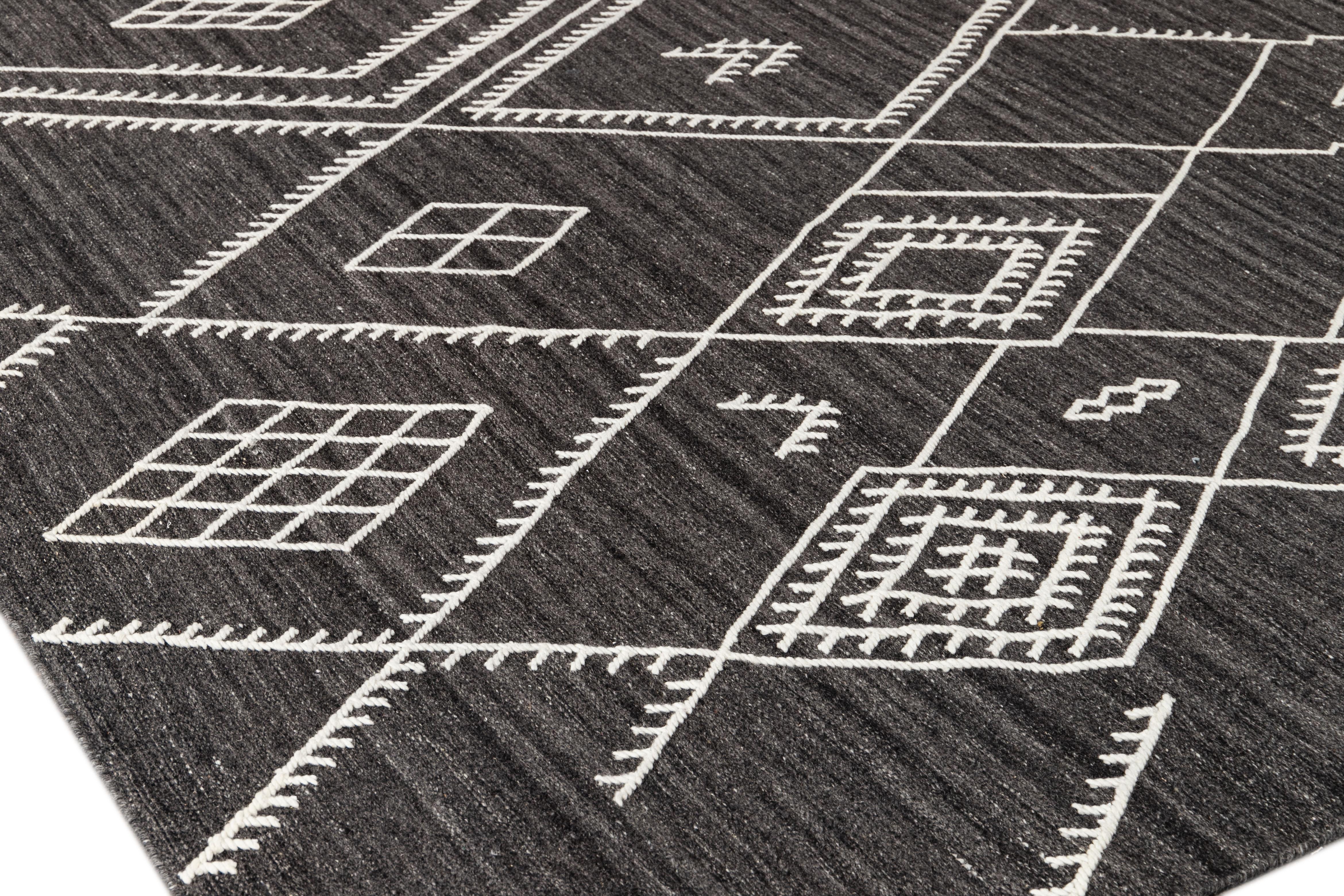 Apadana's Nantucket Collection Flachgewebter Teppich aus schwarzer Wolle mit Untersetzermuster (21. Jahrhundert und zeitgenössisch) im Angebot