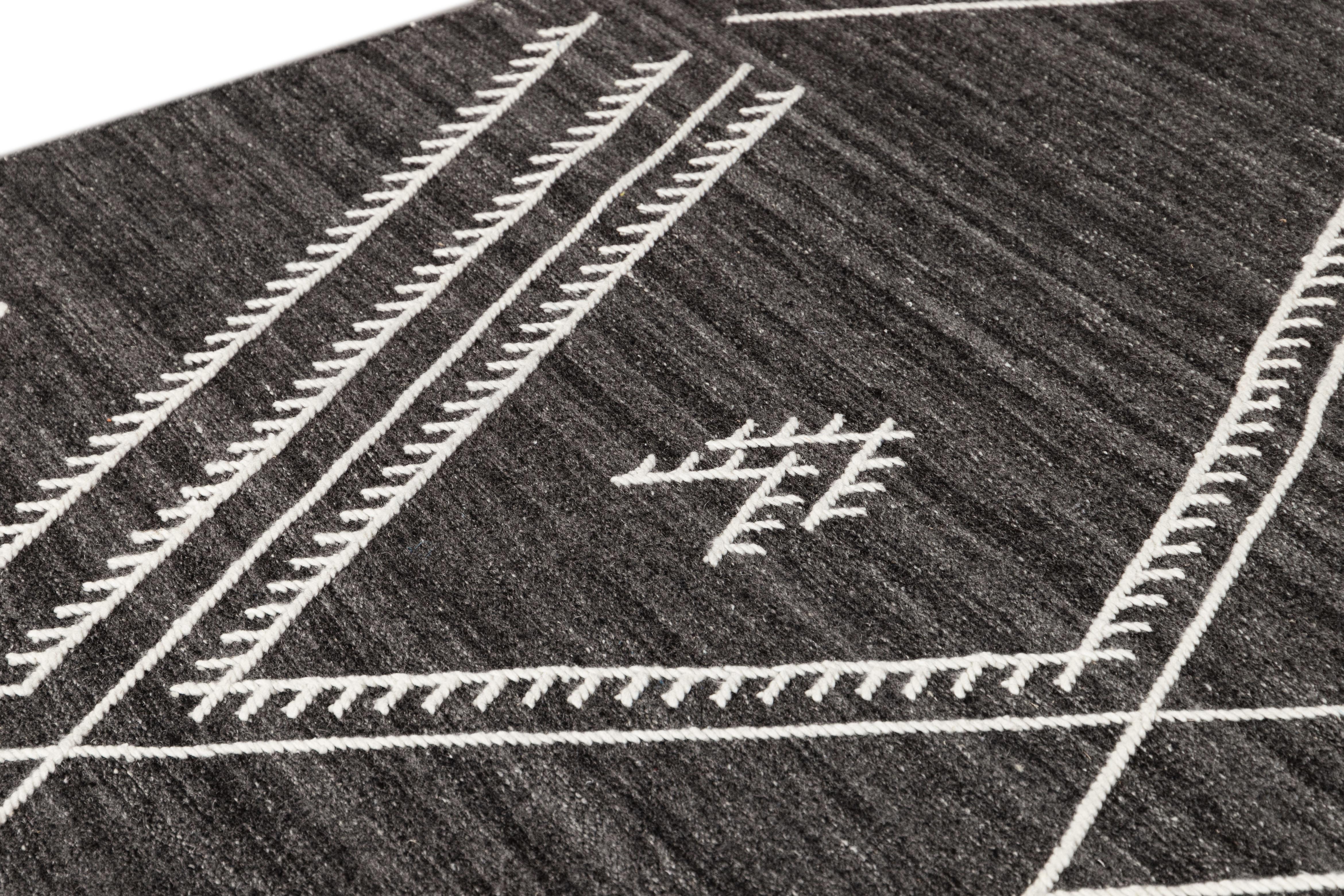 Tappeto in lana nera a trama piatta Rug & Kilim di Apadana, collezione Nantucket, dal design costiero. in vendita 1