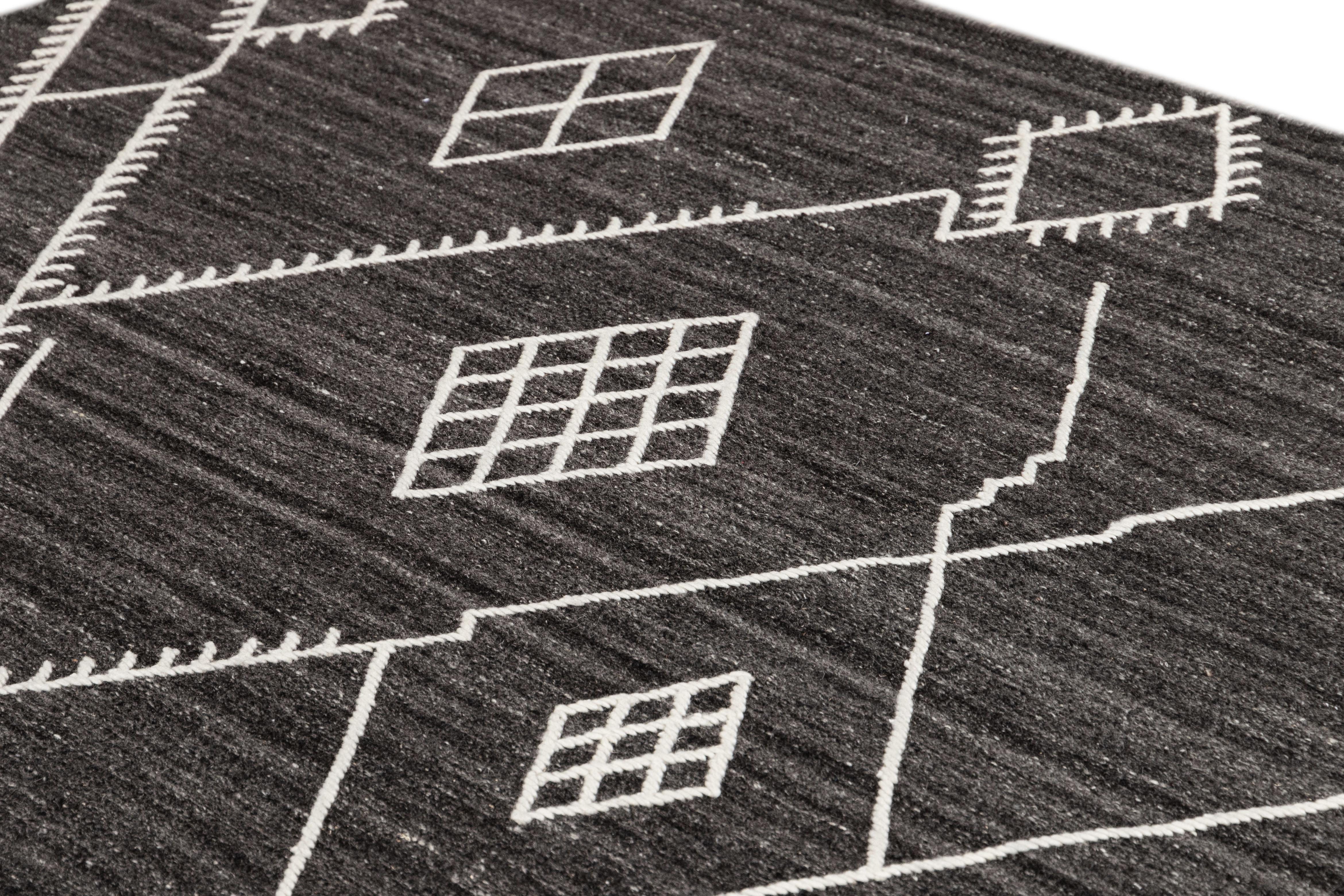 Tappeto in lana nera a trama piatta Rug & Kilim di Apadana, collezione Nantucket, dal design costiero. in vendita 2