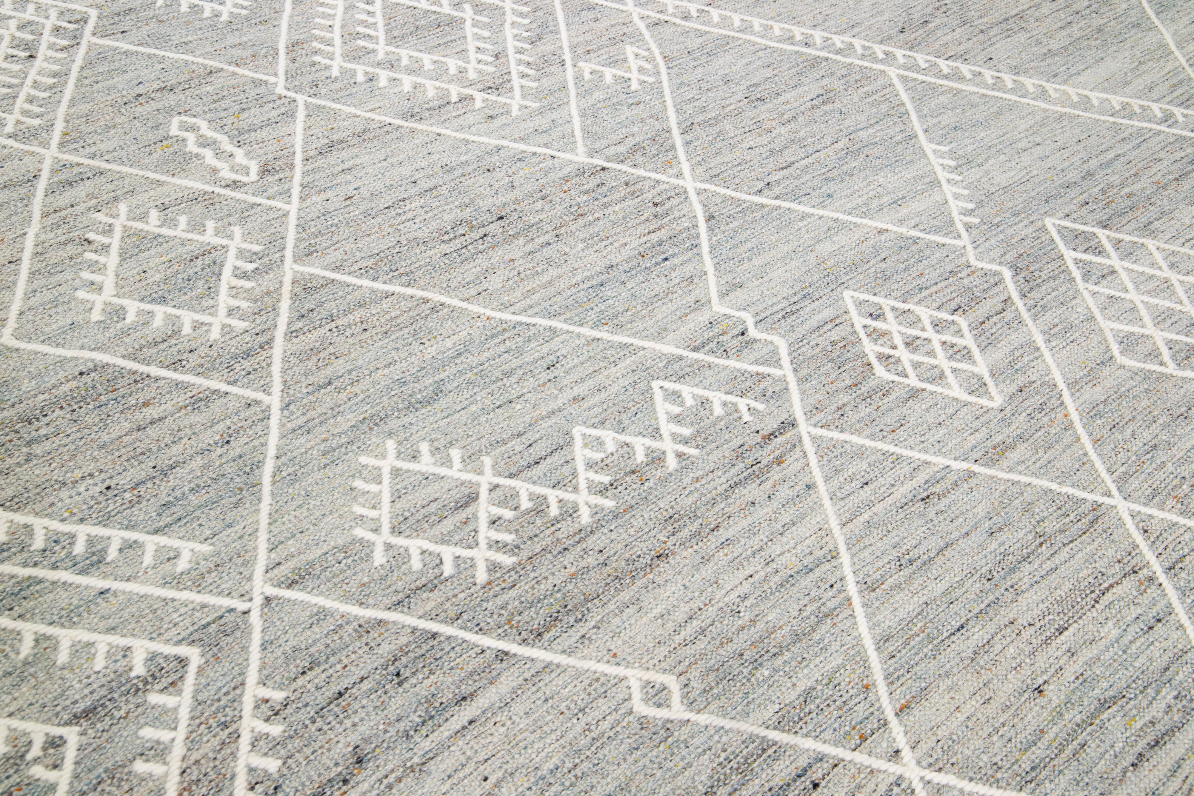 Apadana's Nantucket Collection Flachgewebter Teppich aus grauer Wolle mit Untersetzermuster im Angebot 3