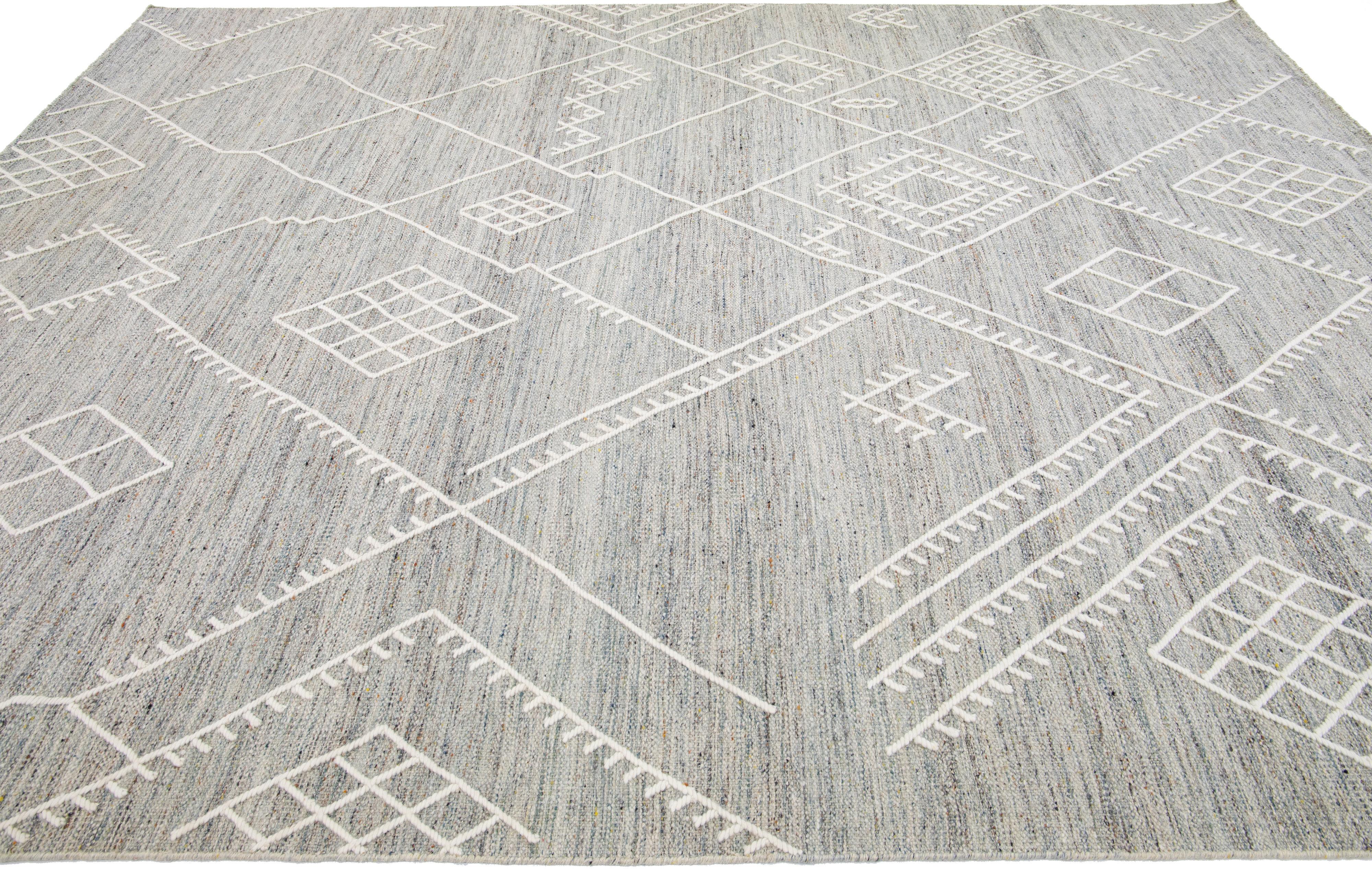Apadana's Nantucket Collection Flachgewebter Teppich aus grauer Wolle mit Untersetzermuster (Handgeknüpft) im Angebot