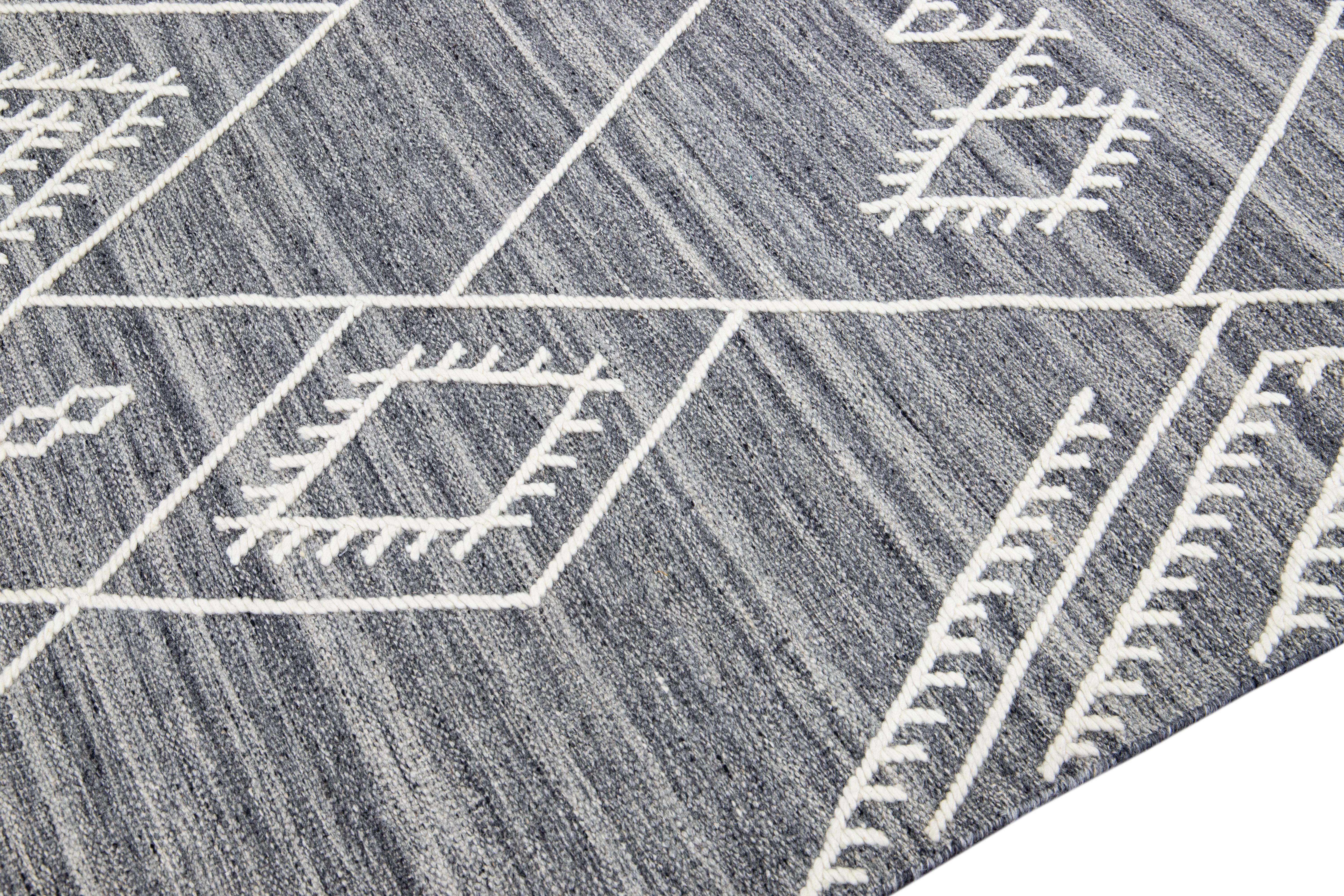 Apadana's Nantucket Kollektion Flachgewebter Wollteppich in Grau mit Untersetzermuster im Zustand „Neu“ im Angebot in Norwalk, CT