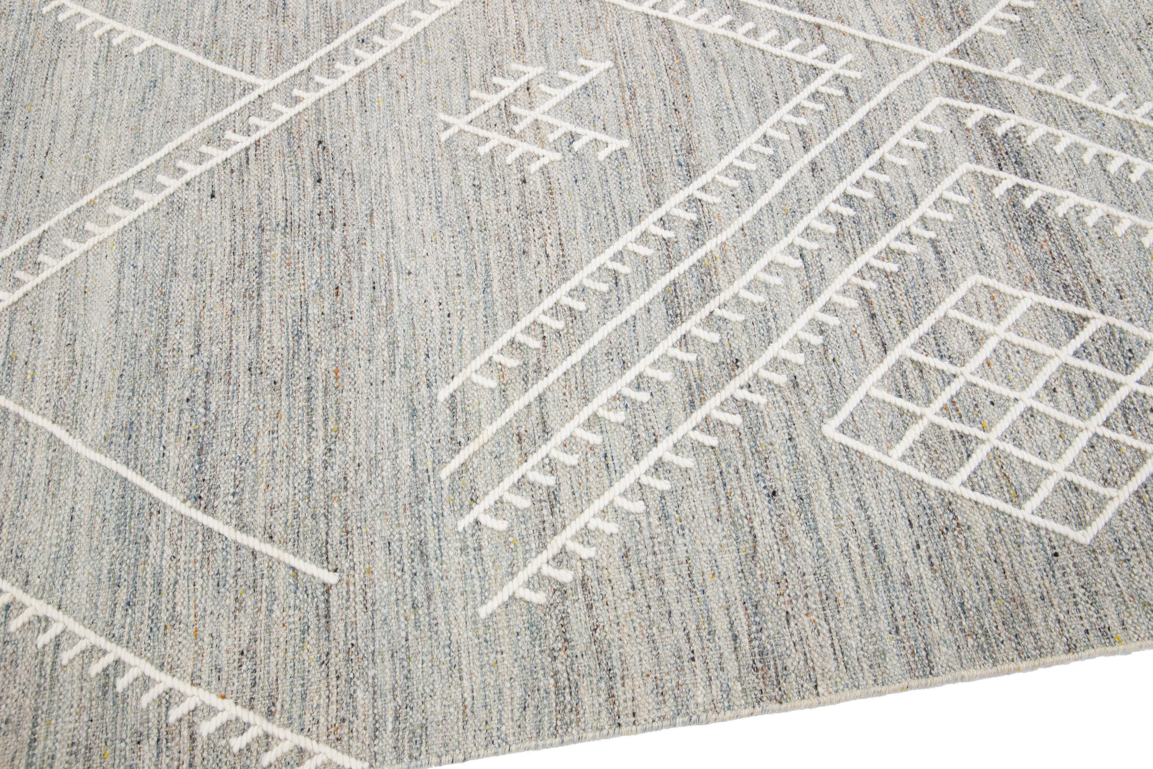 Apadana's Nantucket Collection Flachgewebter Teppich aus grauer Wolle mit Untersetzermuster im Zustand „Neu“ im Angebot in Norwalk, CT