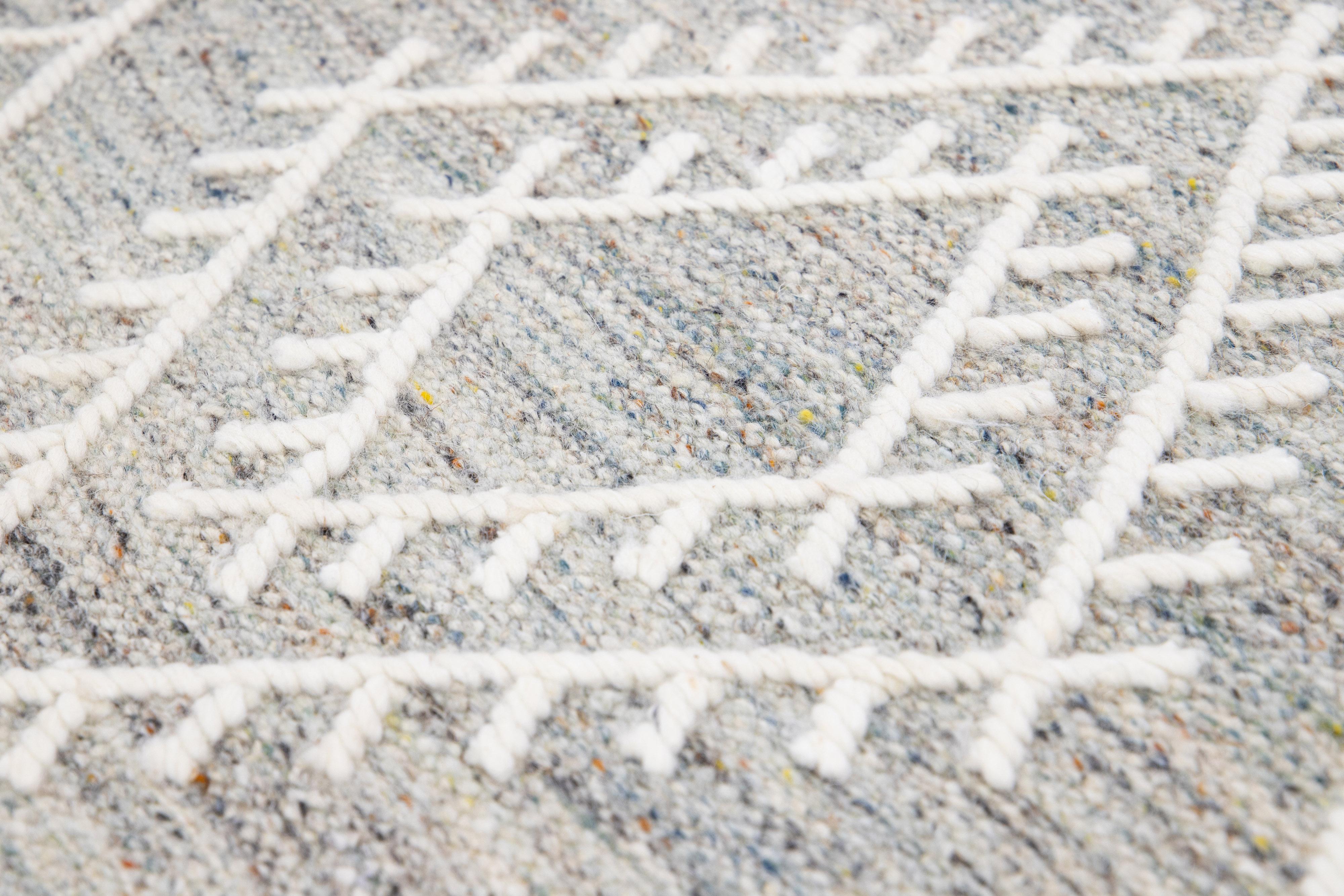 Apadana's Nantucket Collection Flachgewebter Teppich aus grauer Wolle mit Untersetzermuster (21. Jahrhundert und zeitgenössisch) im Angebot