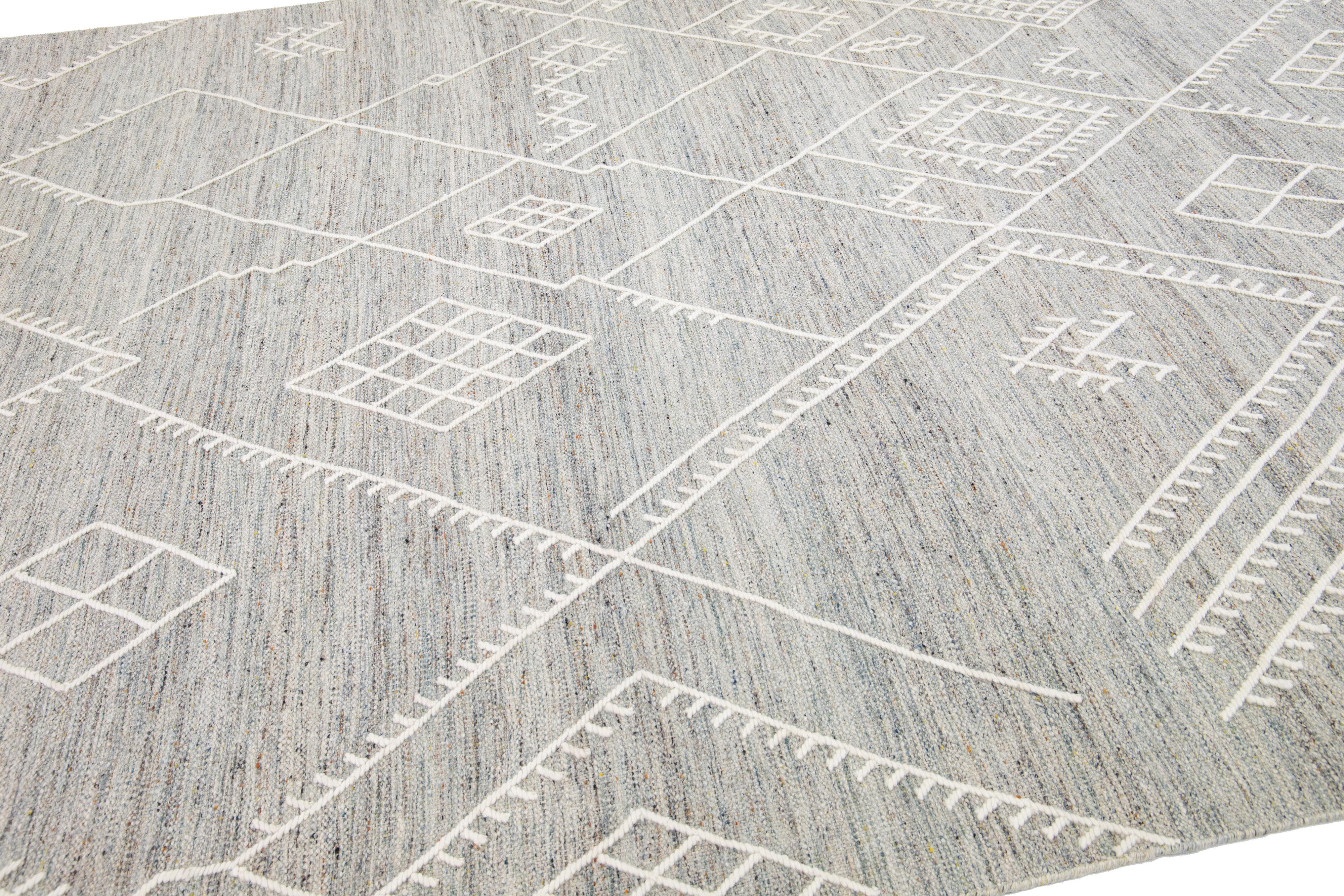 Apadana's Nantucket Collection Flachgewebter Teppich aus grauer Wolle mit Untersetzermuster im Angebot 1