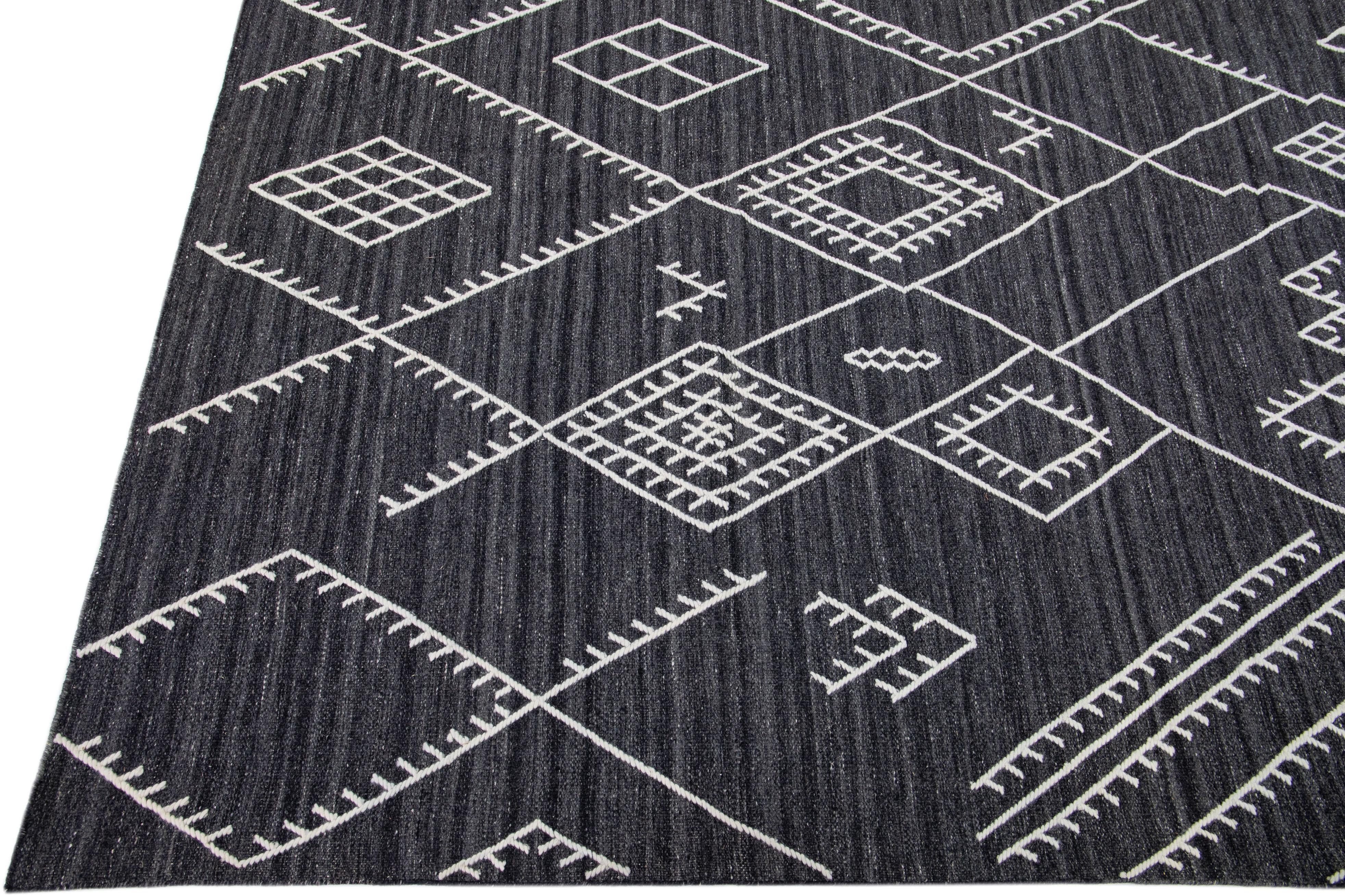 Indian Apadana's Nantucket Collection Flatweave Kilim Designed Wool Rug In Charcoal  For Sale