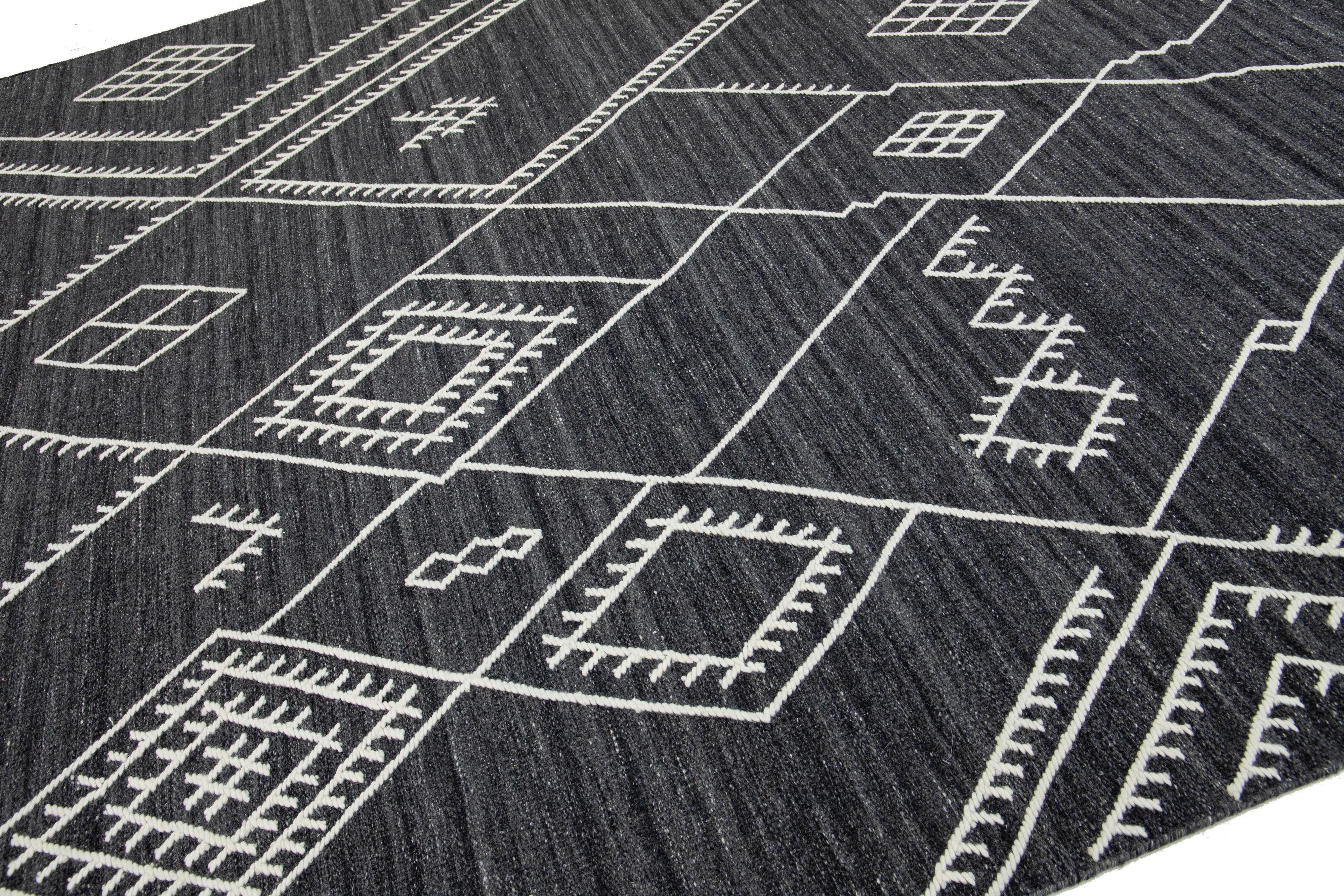 Tappeto in lana a trama piatta con disegno Kilim di Apadana Collection'S in grigio scuro in vendita 3