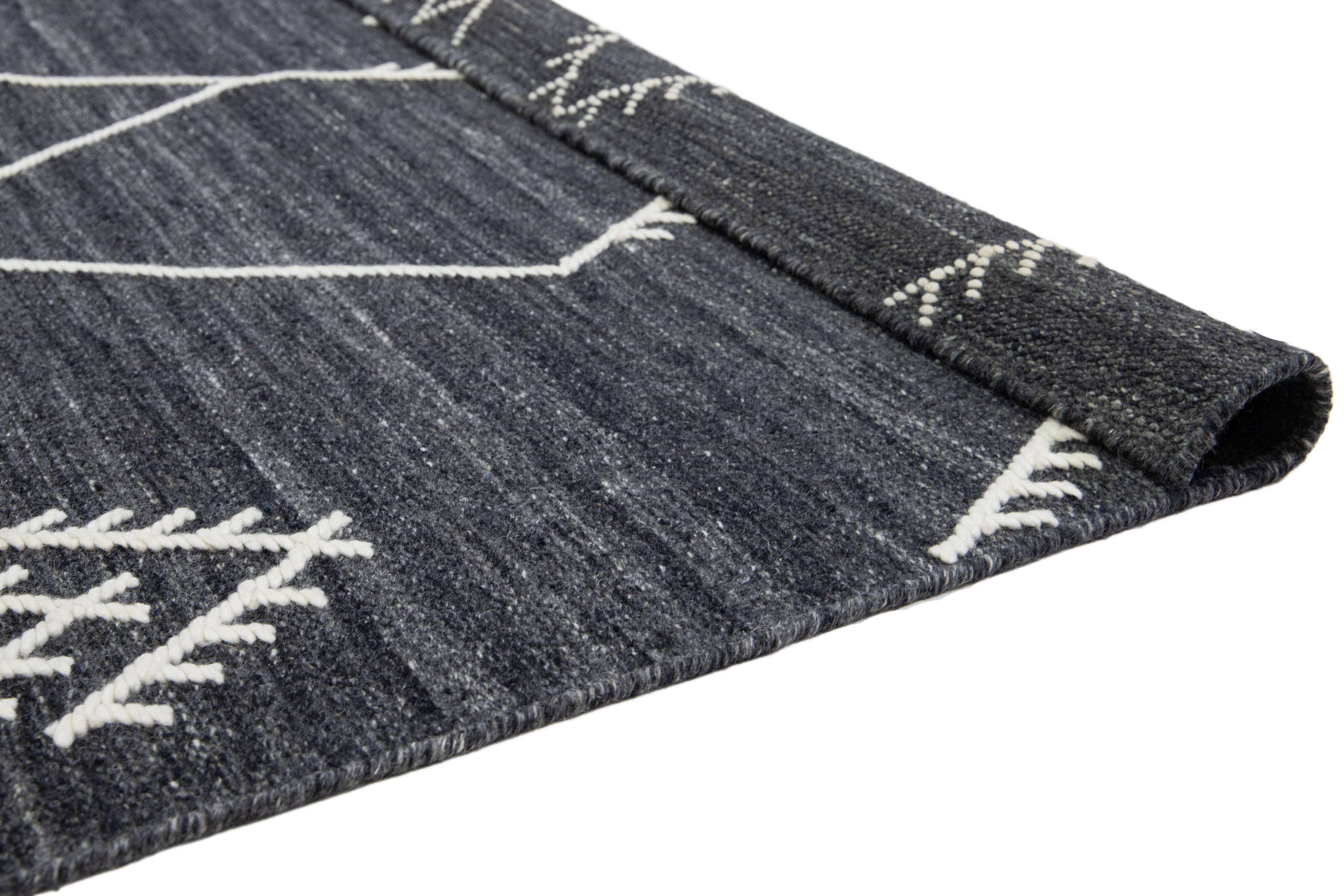 Indiano Tappeto in lana a trama piatta con disegno Kilim di Apadana Collection'S in grigio scuro in vendita