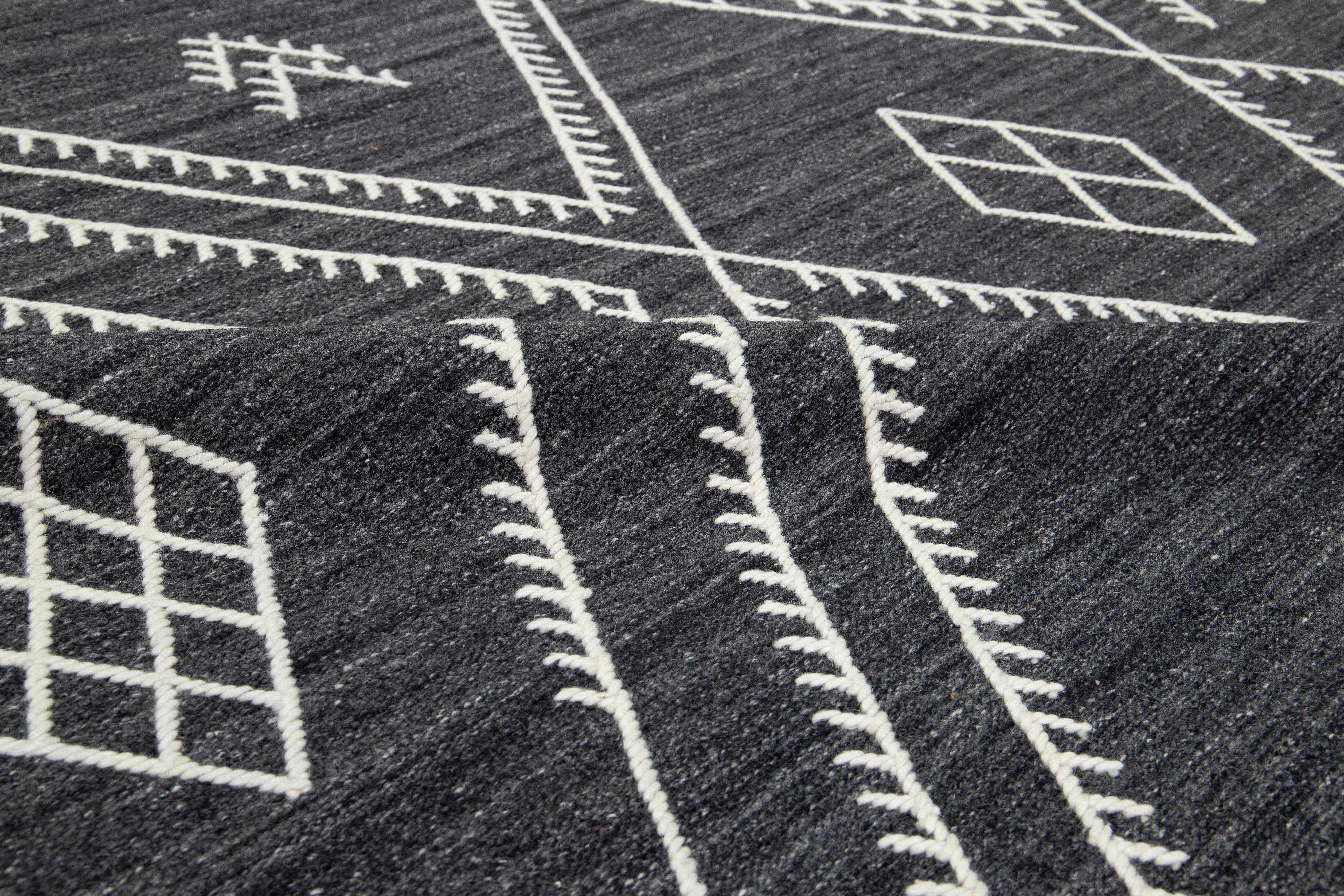 Annodato a mano Tappeto in lana a trama piatta con disegno Kilim di Apadana Collection'S in grigio scuro in vendita