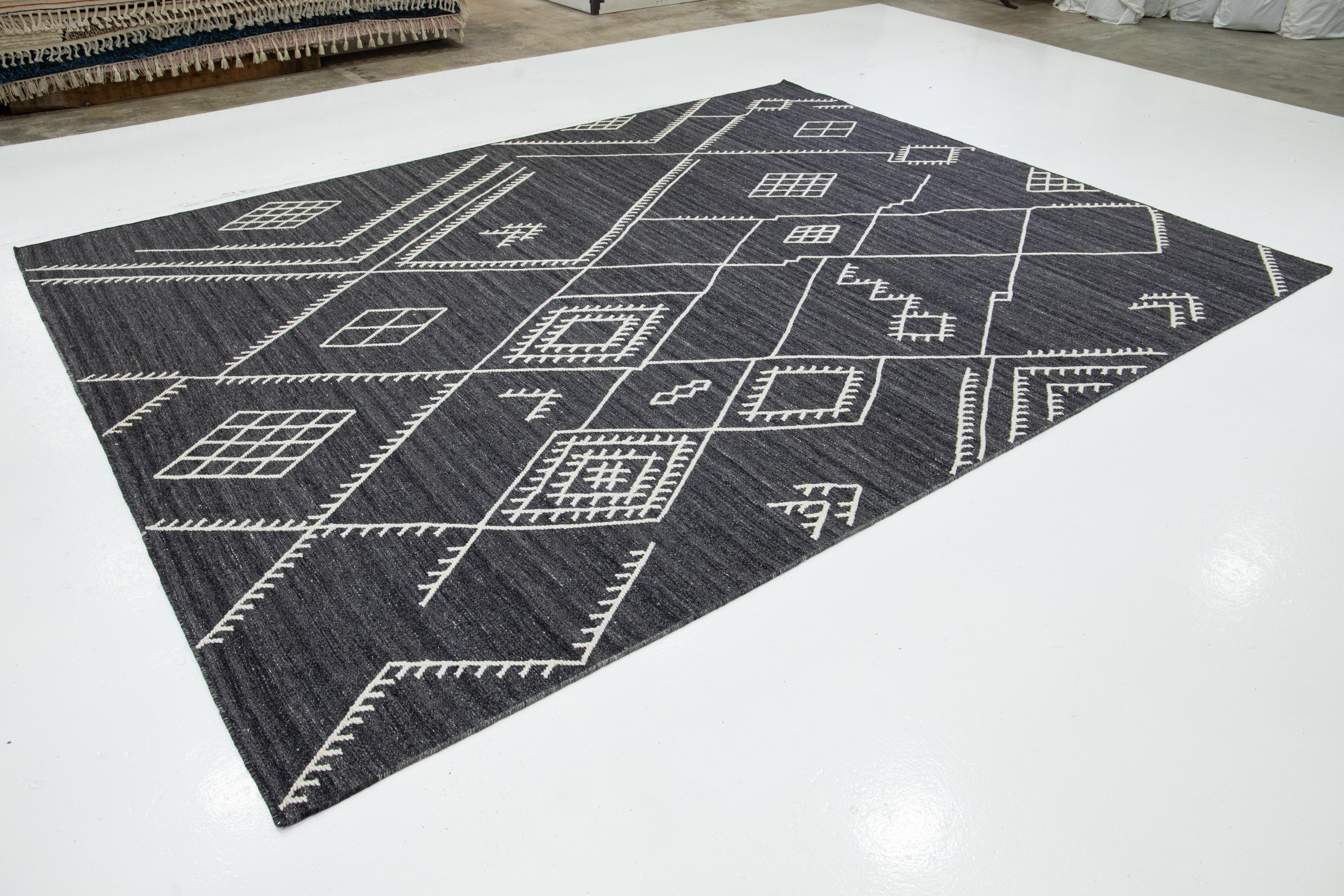 Tappeto in lana a trama piatta con disegno Kilim di Apadana Collection'S in grigio scuro In condizioni Nuovo in vendita a Norwalk, CT