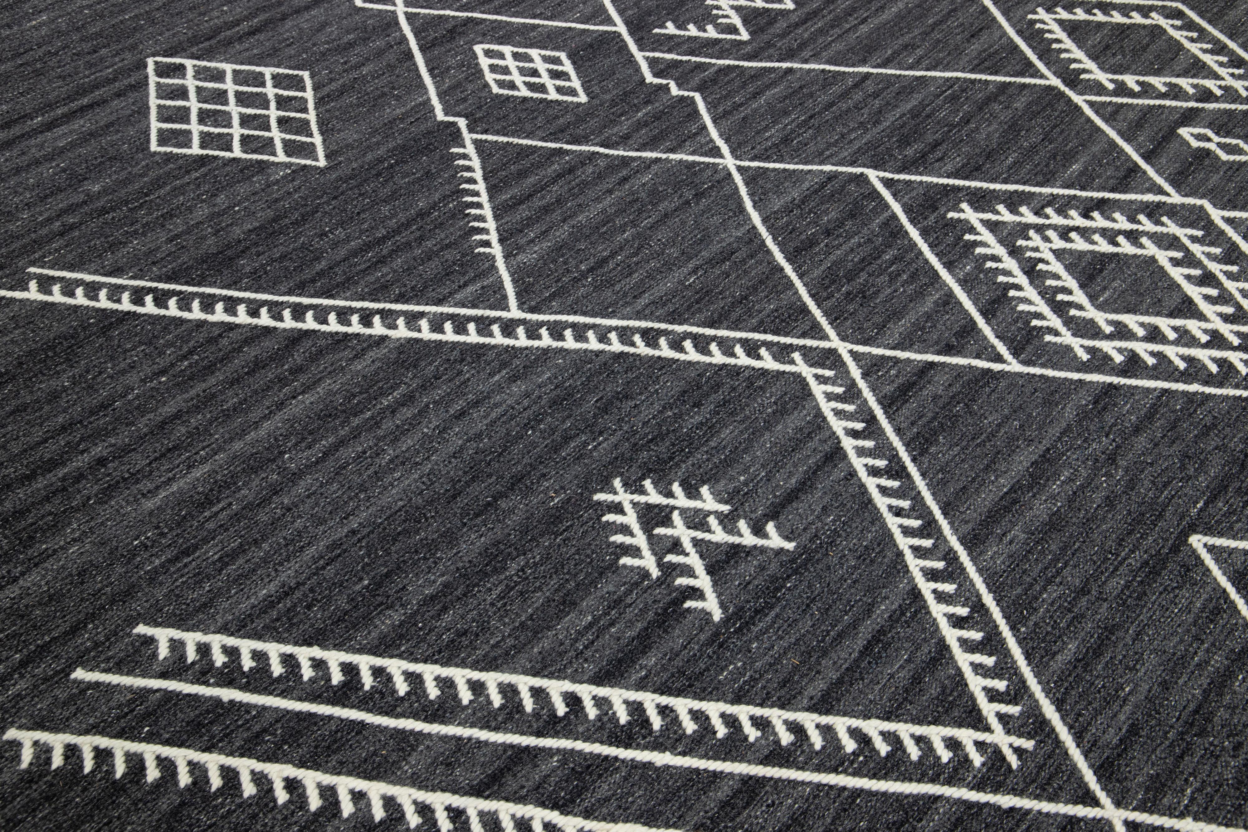 XXI secolo e contemporaneo Tappeto in lana a trama piatta con disegno Kilim di Apadana Collection'S in grigio scuro in vendita
