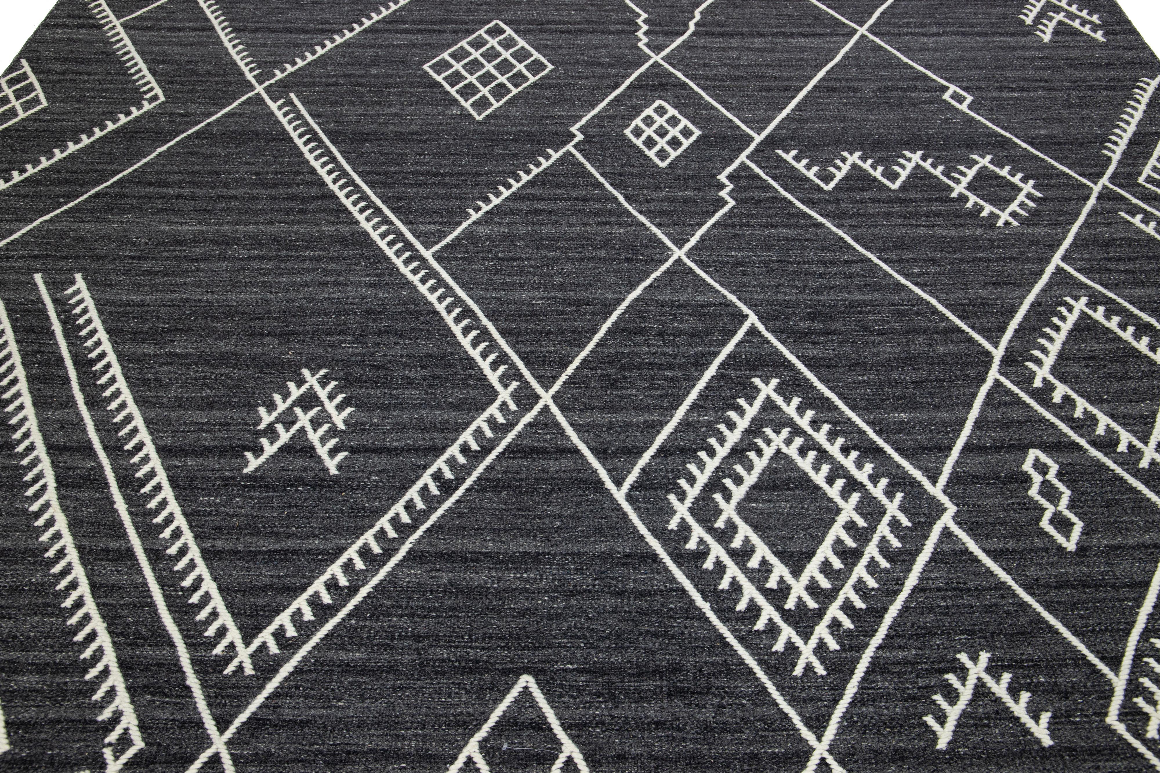 Lana Tappeto in lana a trama piatta con disegno Kilim di Apadana Collection'S in grigio scuro in vendita