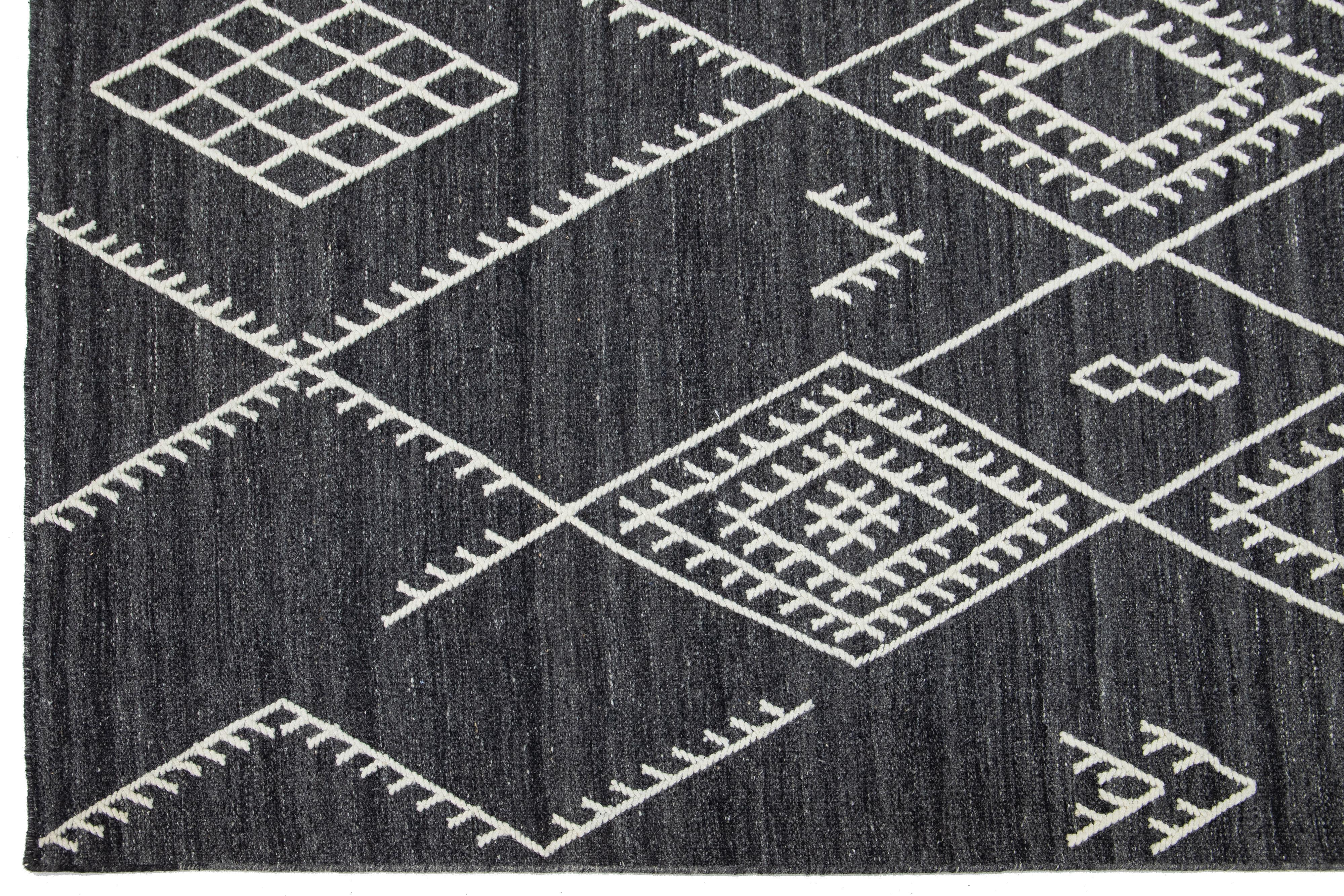 Tappeto in lana a trama piatta con disegno Kilim di Apadana Collection'S in grigio scuro in vendita 1