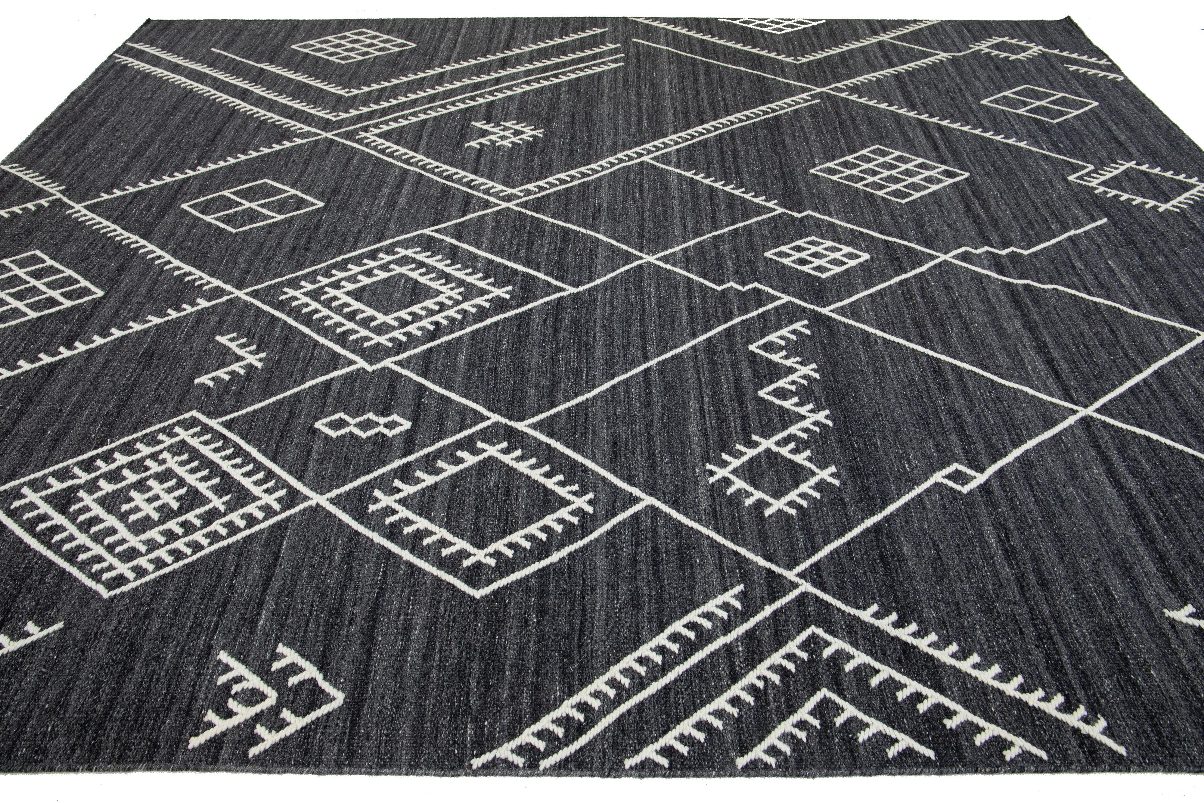 Tappeto in lana a trama piatta con disegno Kilim di Apadana Collection'S in grigio scuro in vendita 2