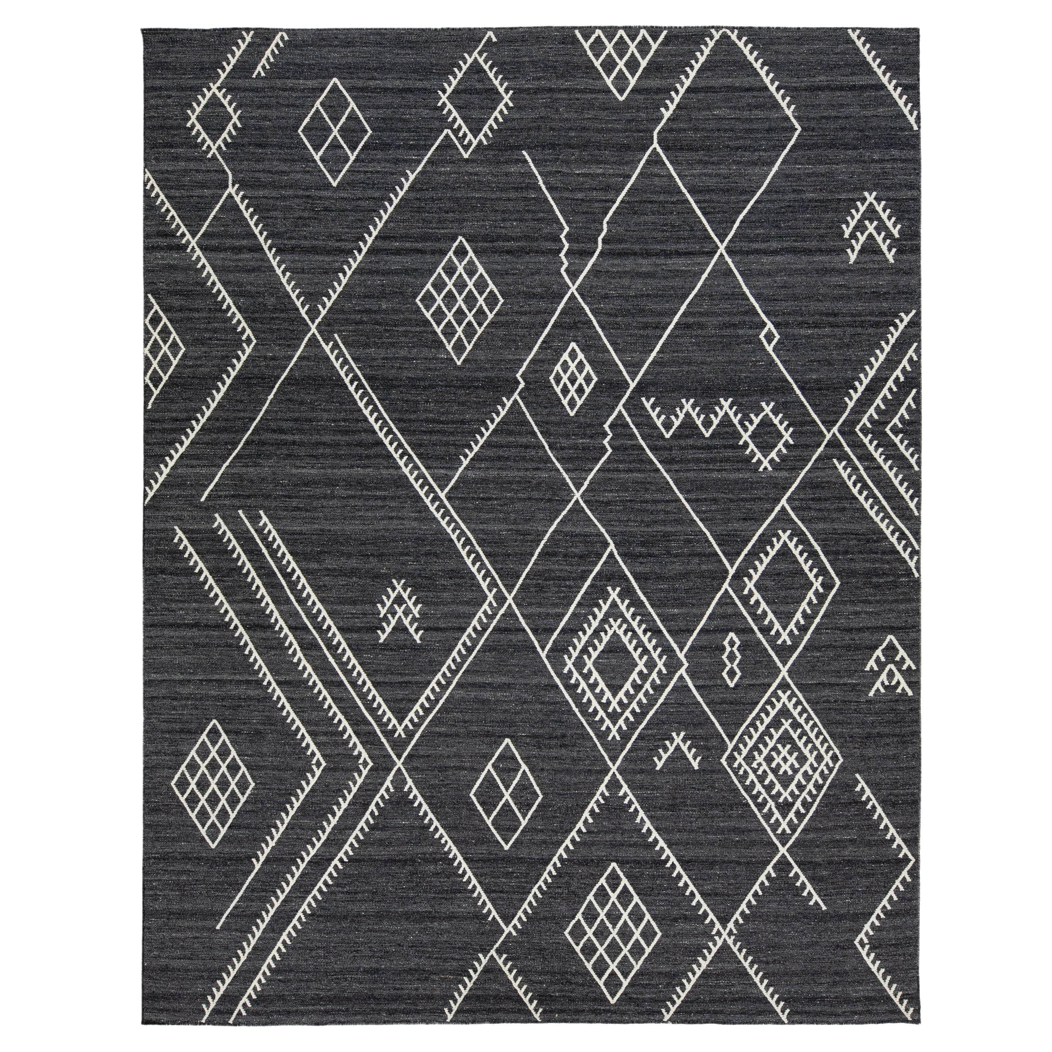 Apadana's Nantucket Kollektion Flachgewebe-Kelim-Teppich aus entworfener Wolle in Dunkelgrau