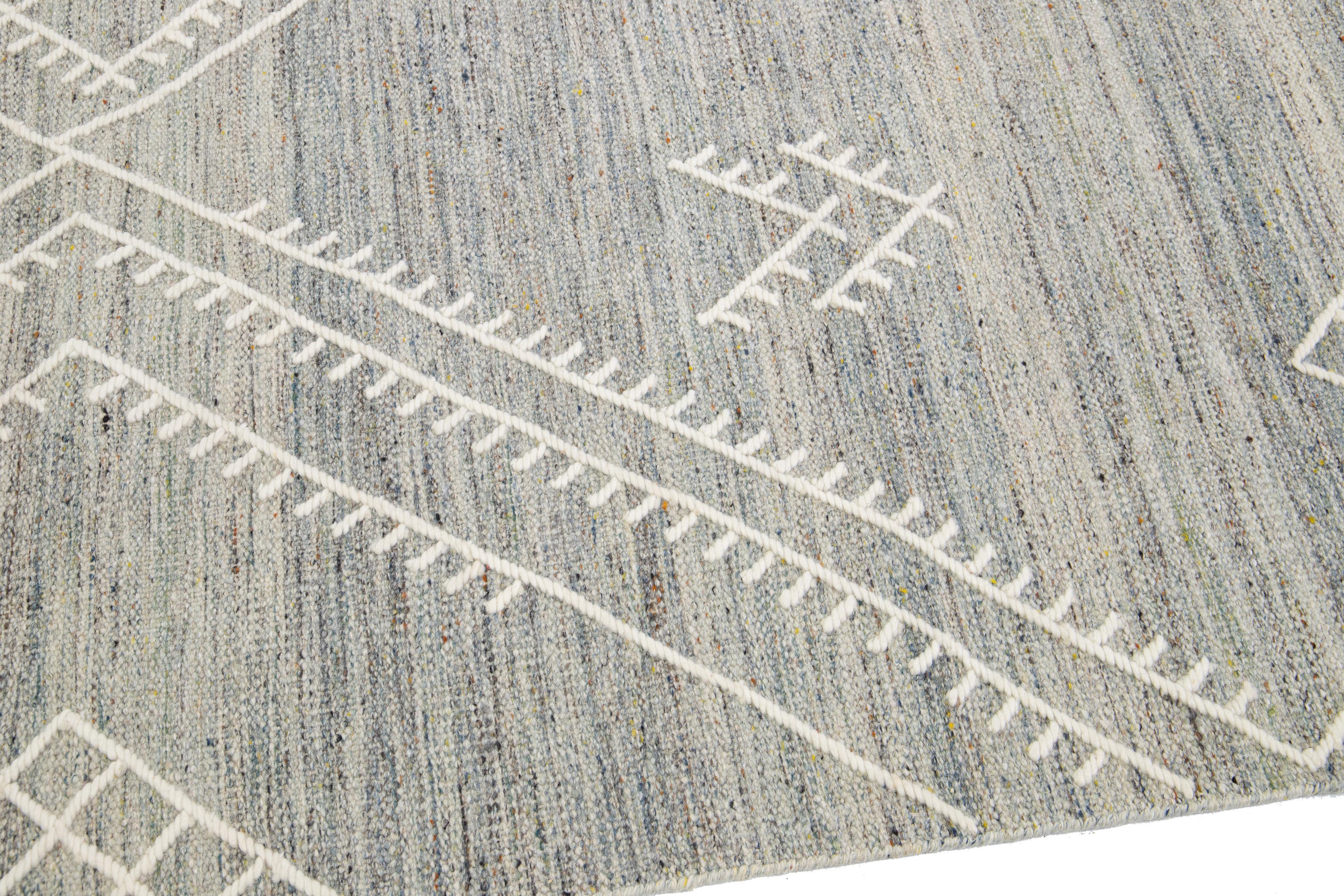 Apadana's Nantucket Collection Flachgewebter grauer Wollteppich aus Kelim mit Untersetzermuster (21. Jahrhundert und zeitgenössisch) im Angebot
