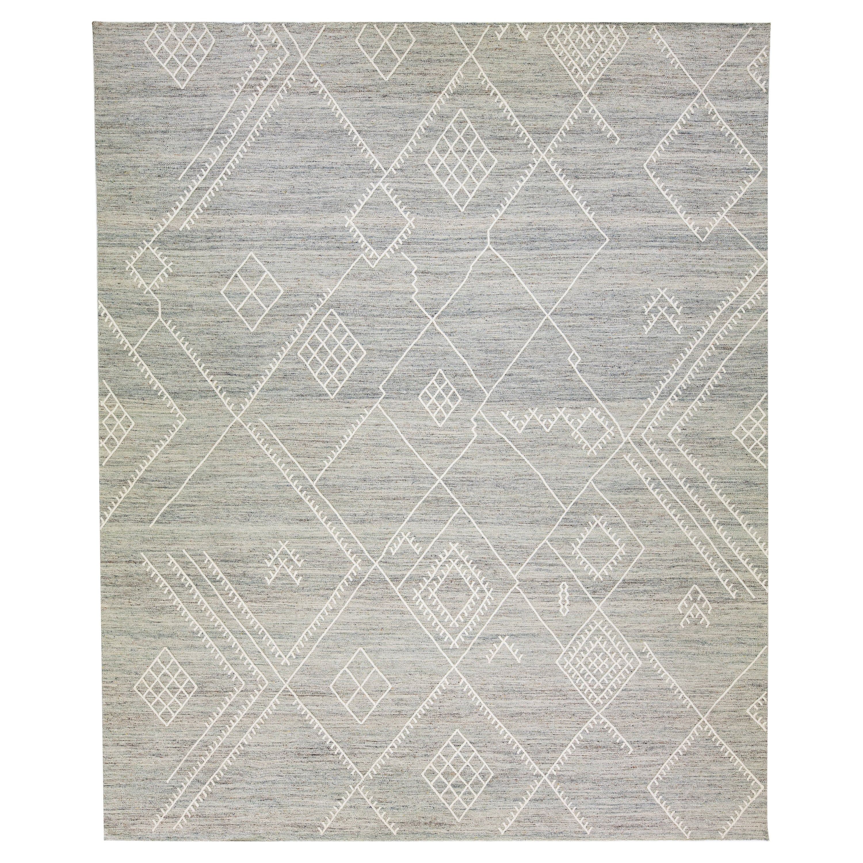 Tapis Kilim en laine grise à tissage plat de la collection Nantucket d' Apadana avec motif côtier